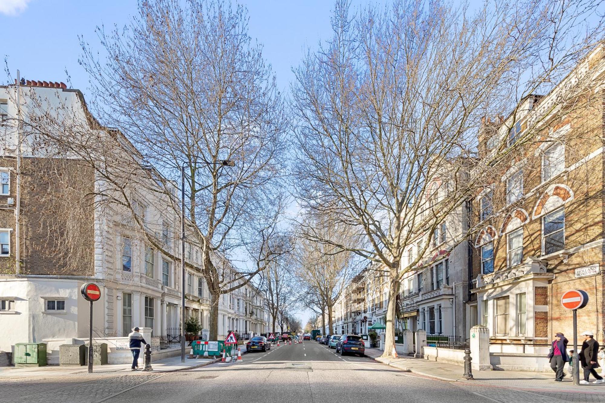 Newly Renovated Kensington 2 Bedroom With Balcony Near Harrods Sleeps 6, 2 Min Walk From Station Appartement
