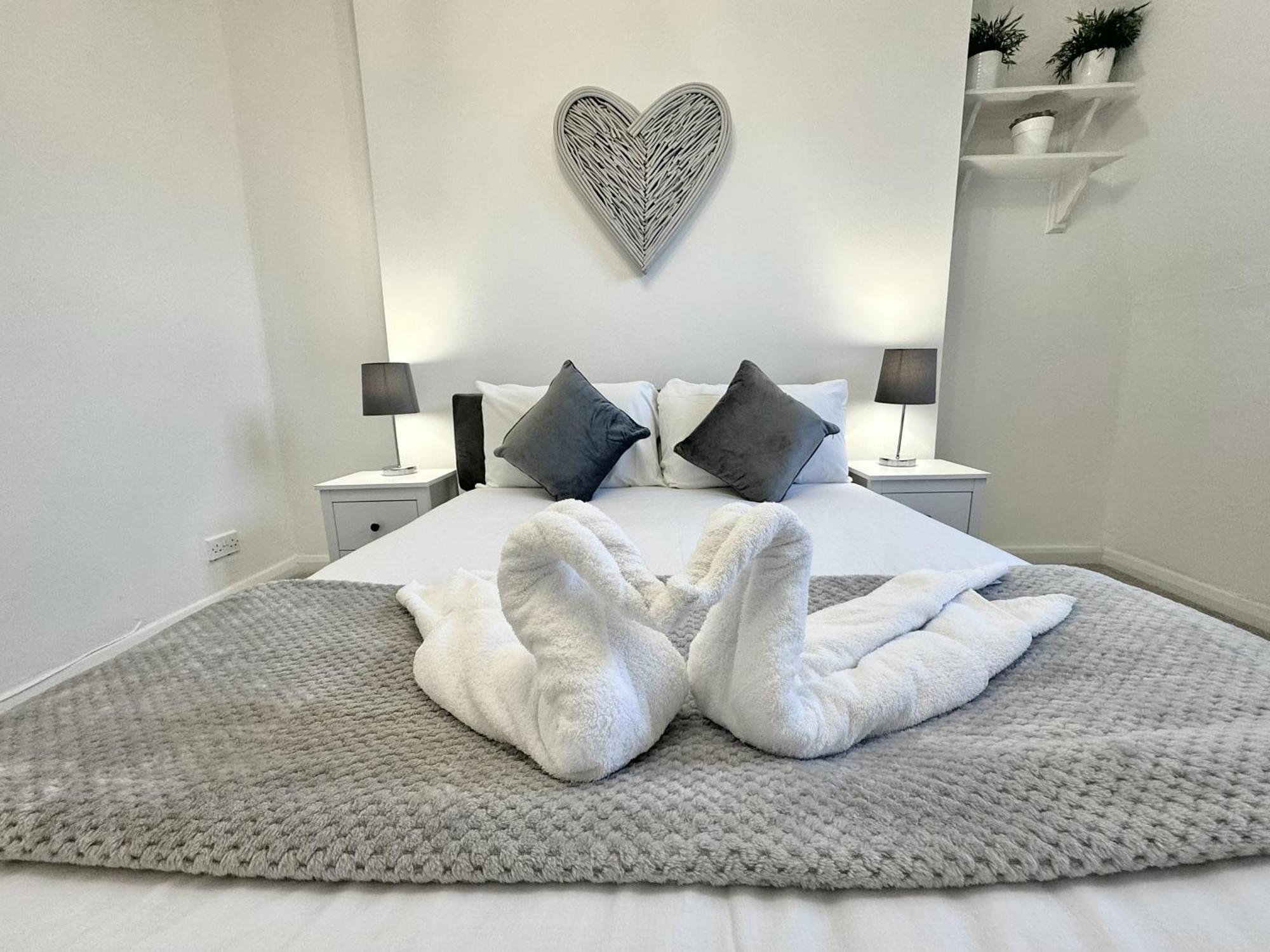 Newly Renovated Kensington 2 Bedroom With Balcony Near Harrods Sleeps 6, 2 Min Walk From Station * Londen