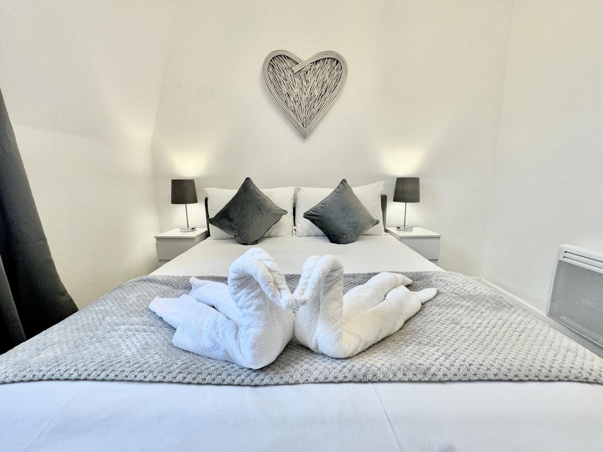 Appartement Newly Renovated Kensington 2 Bedroom With Balcony Near Harrods Sleeps 6, 2 Min Walk From Station Londen
