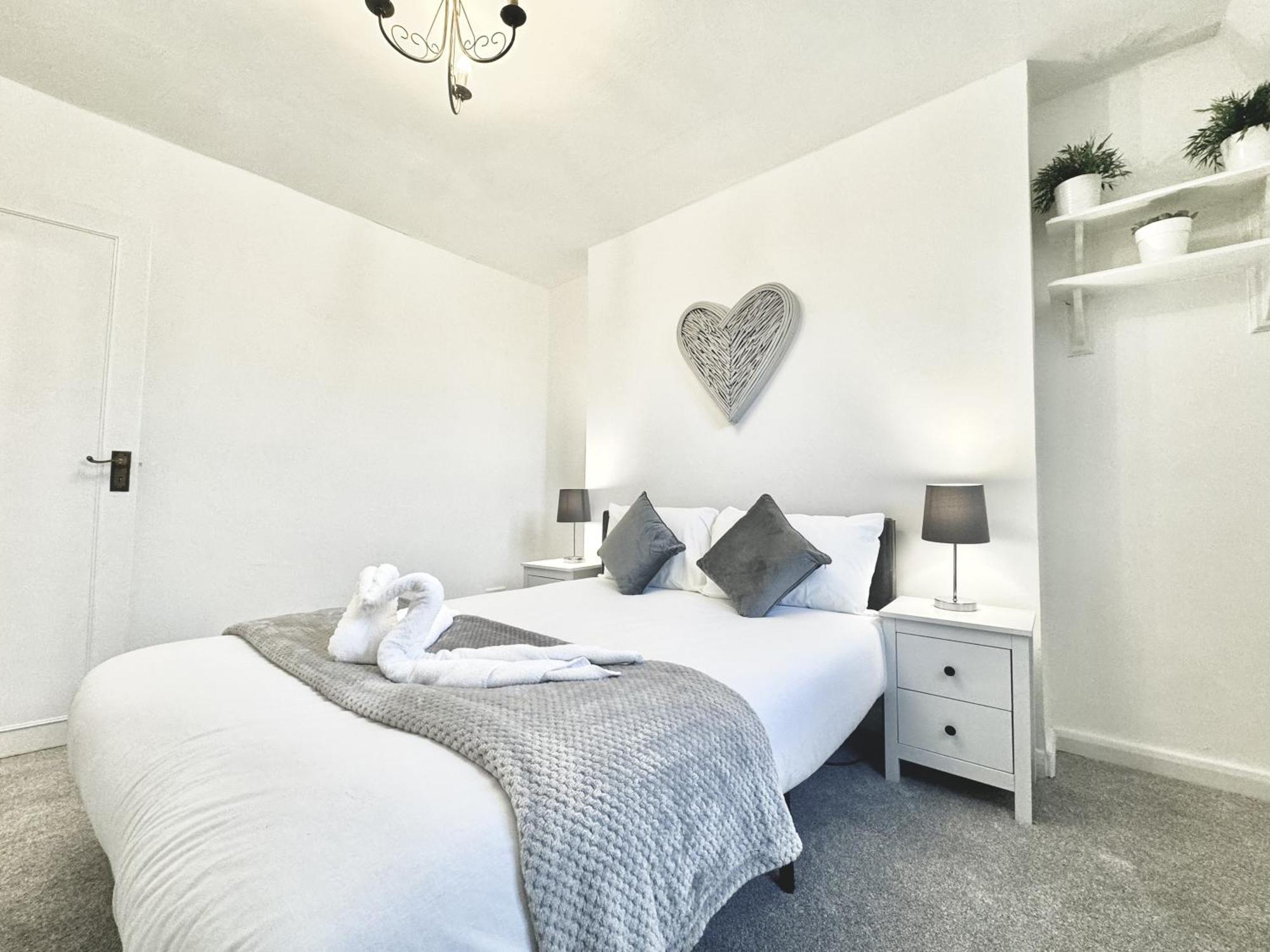 Newly Renovated Kensington 2 Bedroom With Balcony Near Harrods Sleeps 6, 2 Min Walk From Station Appartement Londen