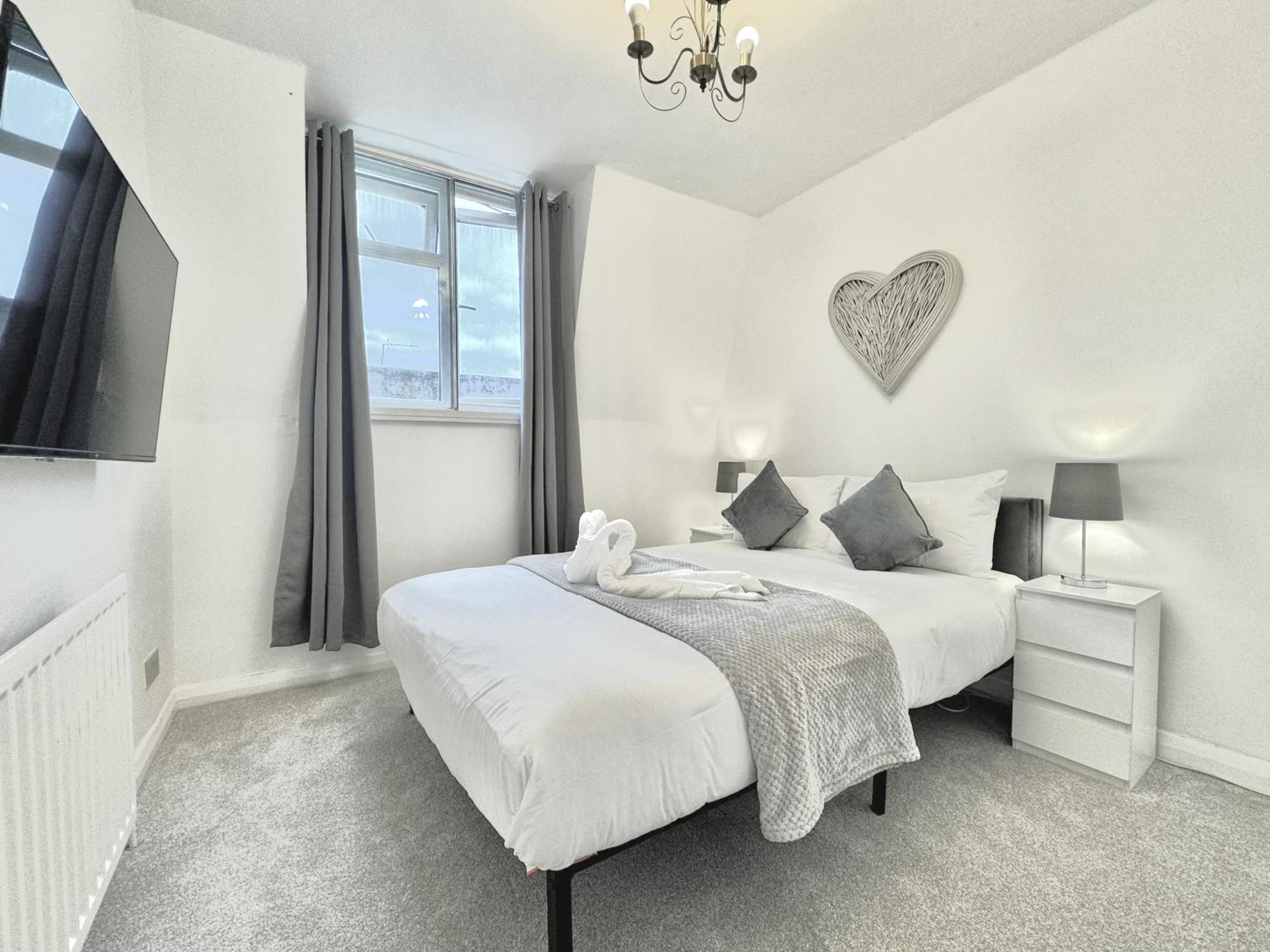 Newly Renovated Kensington 2 Bedroom With Balcony Near Harrods Sleeps 6, 2 Min Walk From Station Londen