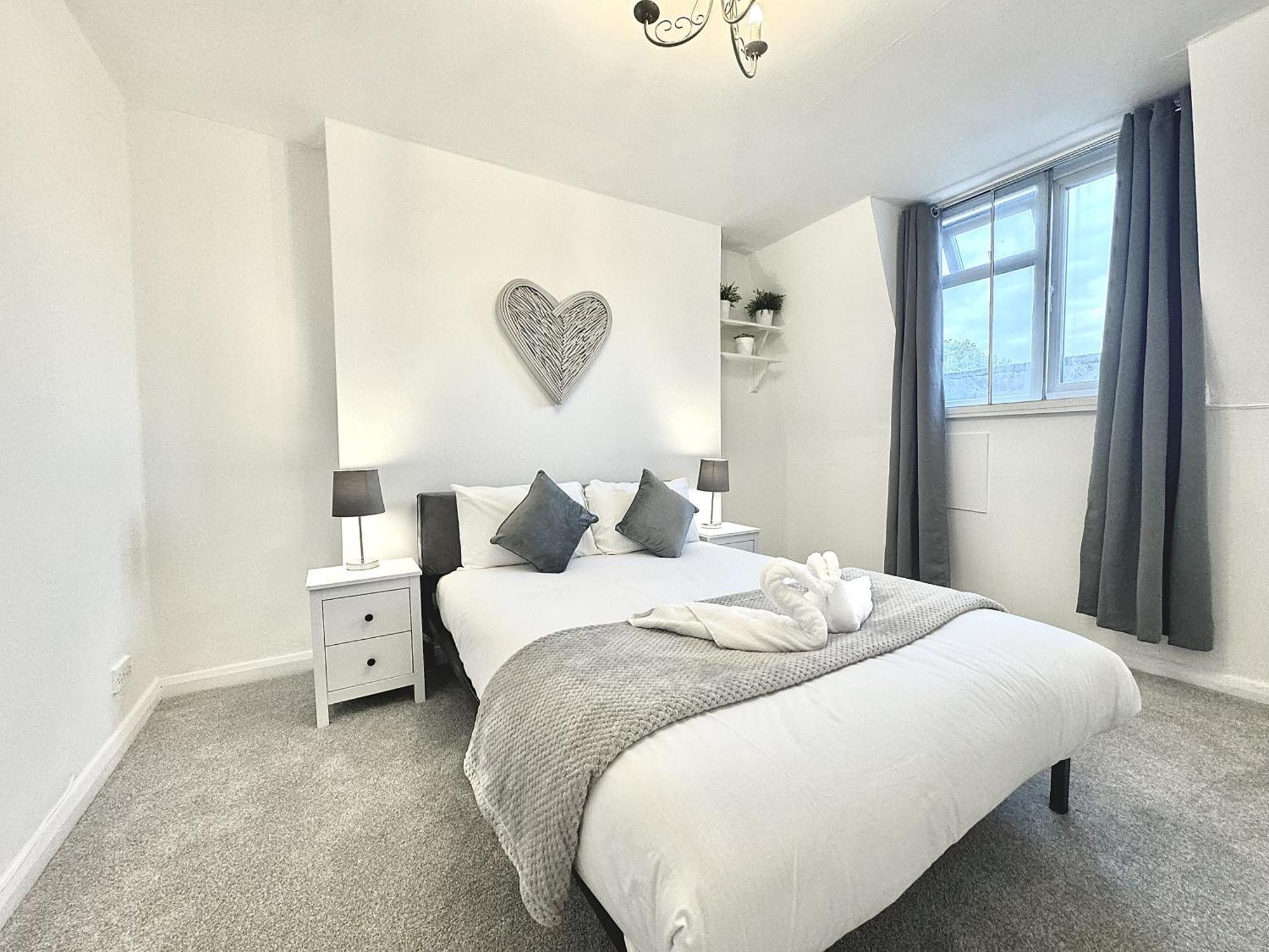 Newly Renovated Kensington 2 Bedroom With Balcony Near Harrods Sleeps 6, 2 Min Walk From Station Appartement *
