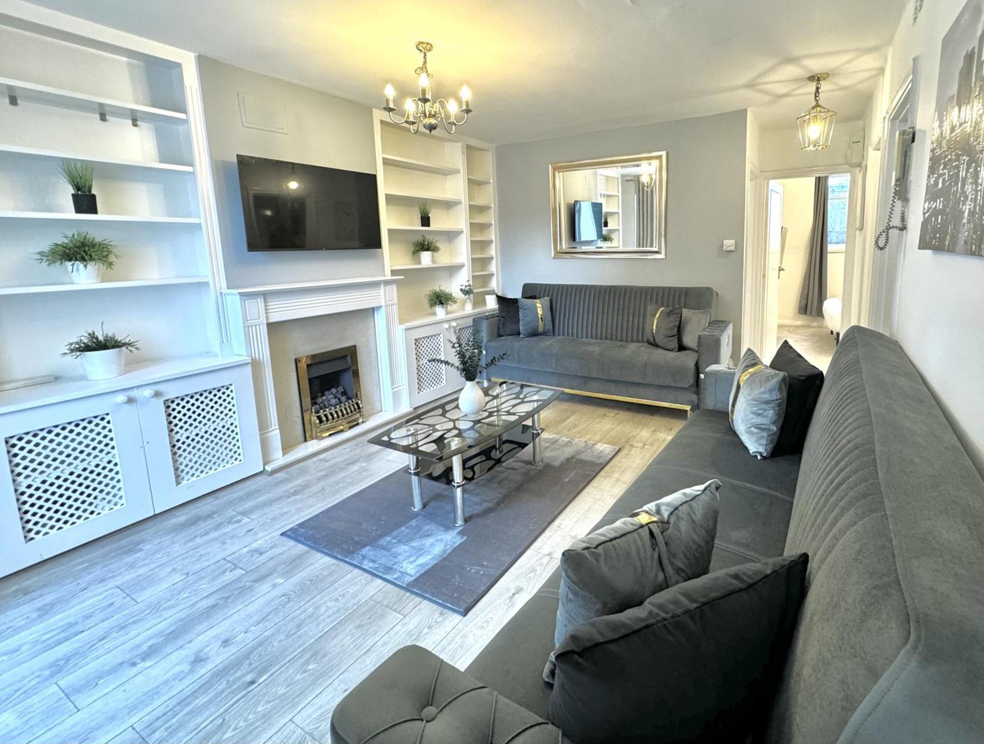 Newly Renovated Kensington 2 Bedroom With Balcony Near Harrods Sleeps 6, 2 Min Walk From Station Appartement *