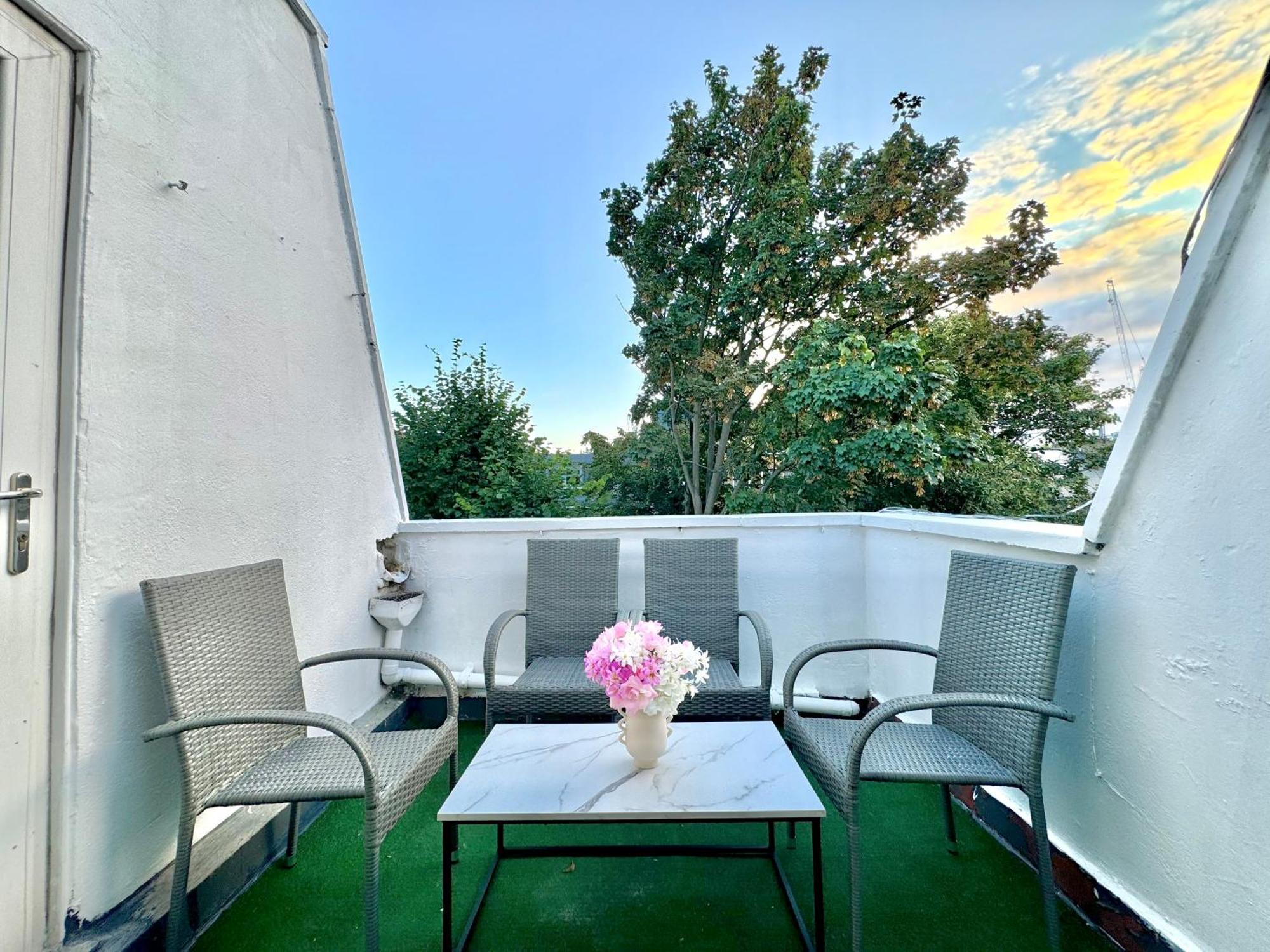 Appartement Newly Renovated Kensington 2 Bedroom With Balcony Near Harrods Sleeps 6, 2 Min Walk From Station Londen