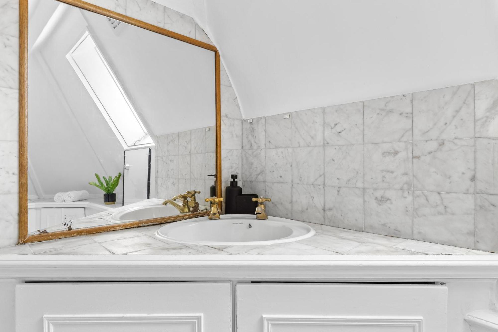 Quvah Apartment London