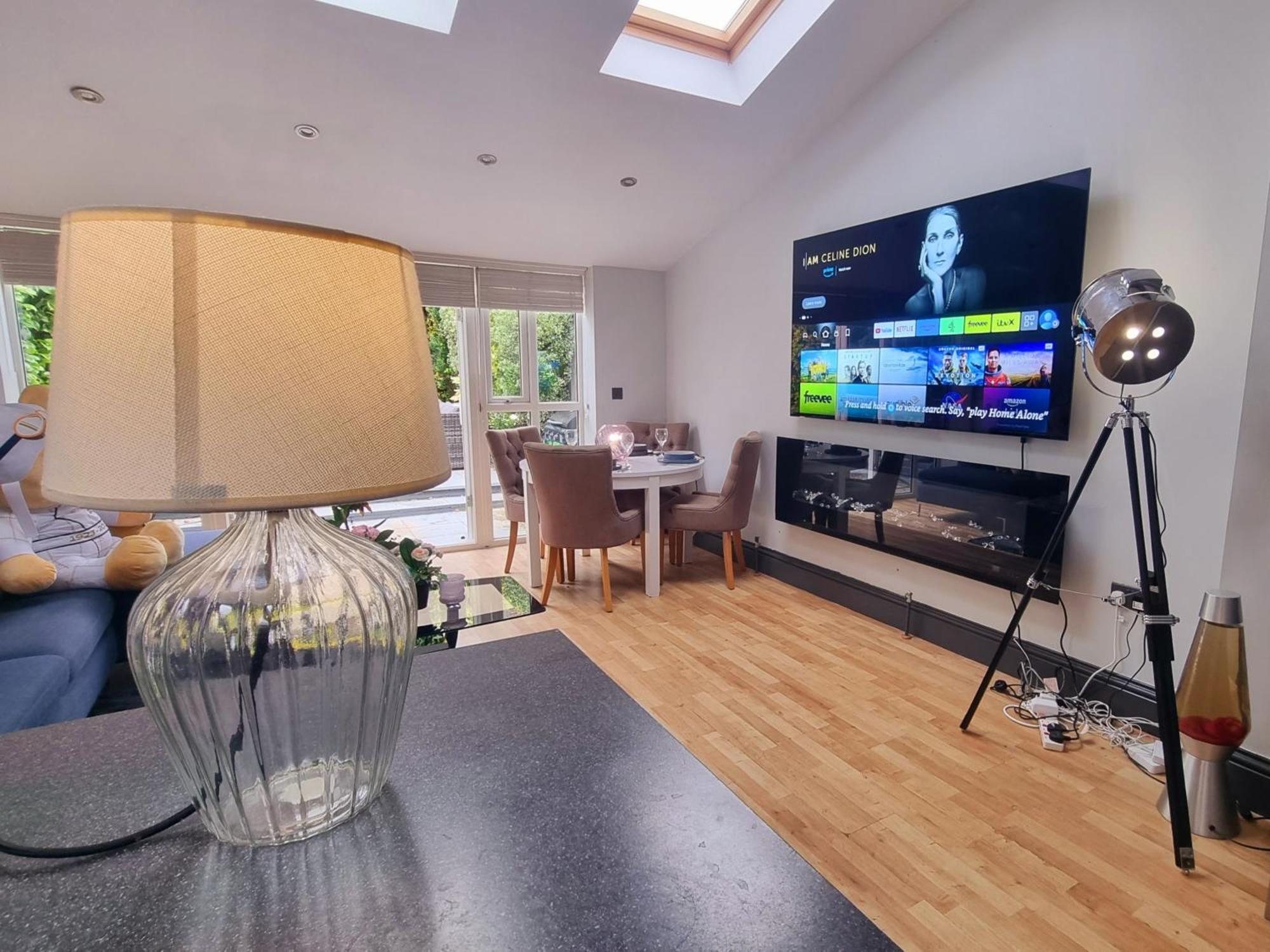 Chic Double Room, 20 Mins To London, Supermarkets, Shops, Bars, Metro Few Mins Walk Privat bolig