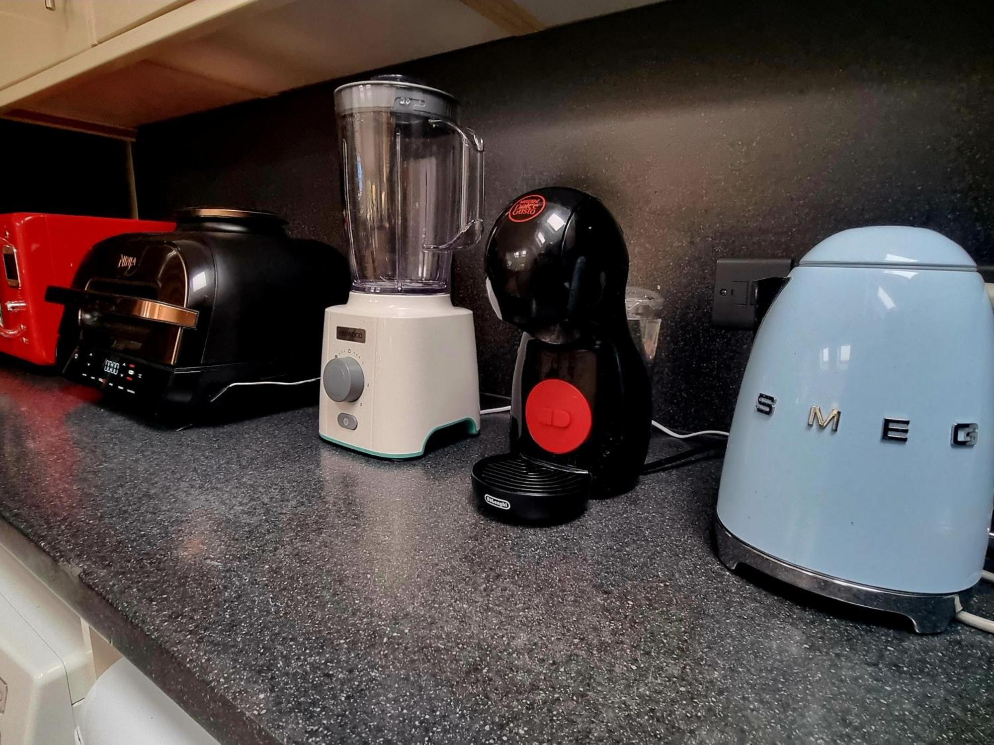 Chic Double Room, 20 Mins To London, Supermarkets, Shops, Bars, Metro Few Mins Walk Privat bolig London