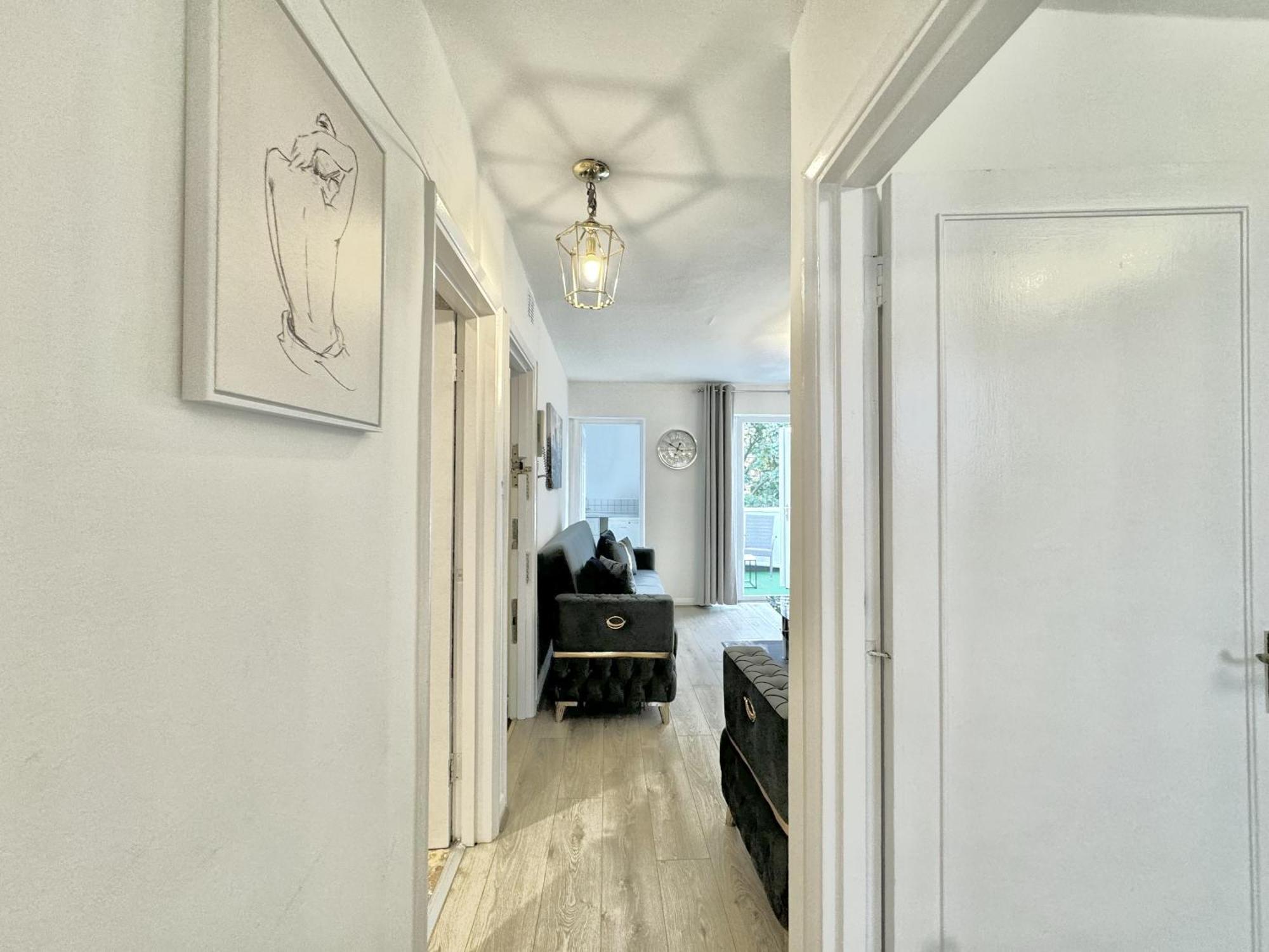 Newly Renovated Kensington 2 Bedroom With Balcony Near Harrods Sleeps 6, 2 Min Walk From Station Appartement Londen