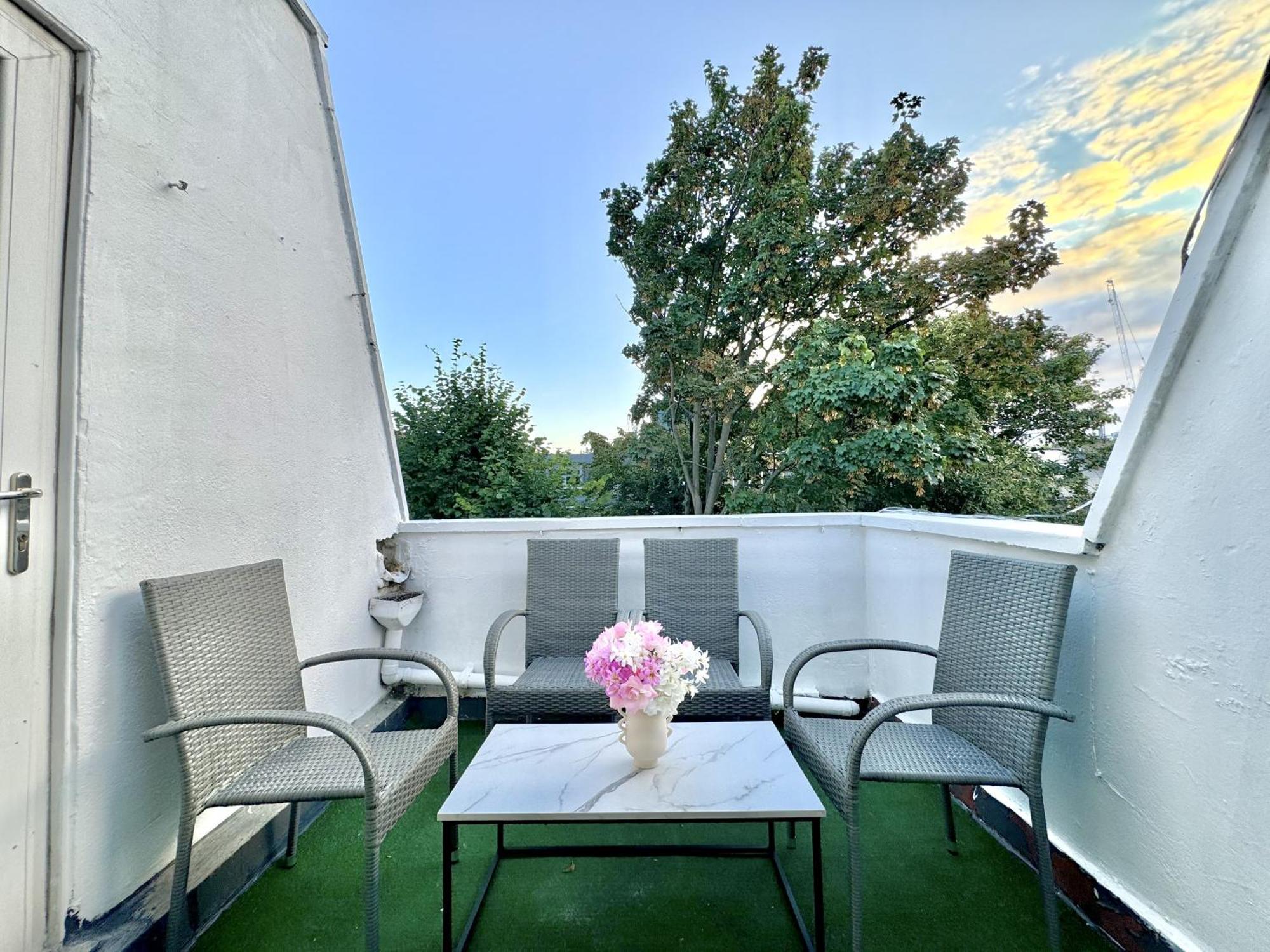 Appartement Newly Renovated Kensington 2 Bedroom With Balcony Near Harrods Sleeps 6, 2 Min Walk From Station Londen