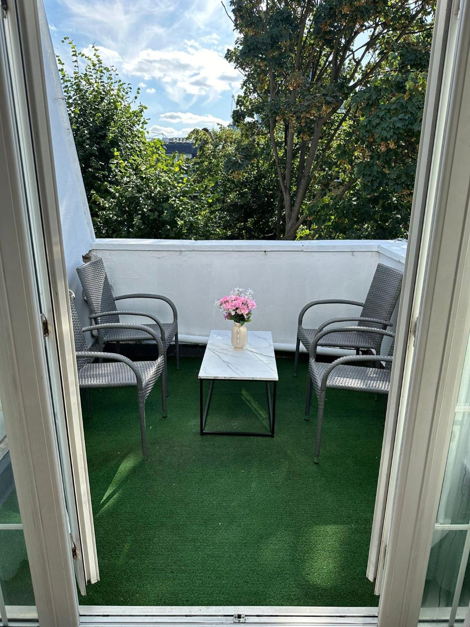 Newly Renovated Kensington 2 Bedroom With Balcony Near Harrods Sleeps 6, 2 Min Walk From Station Appartement *