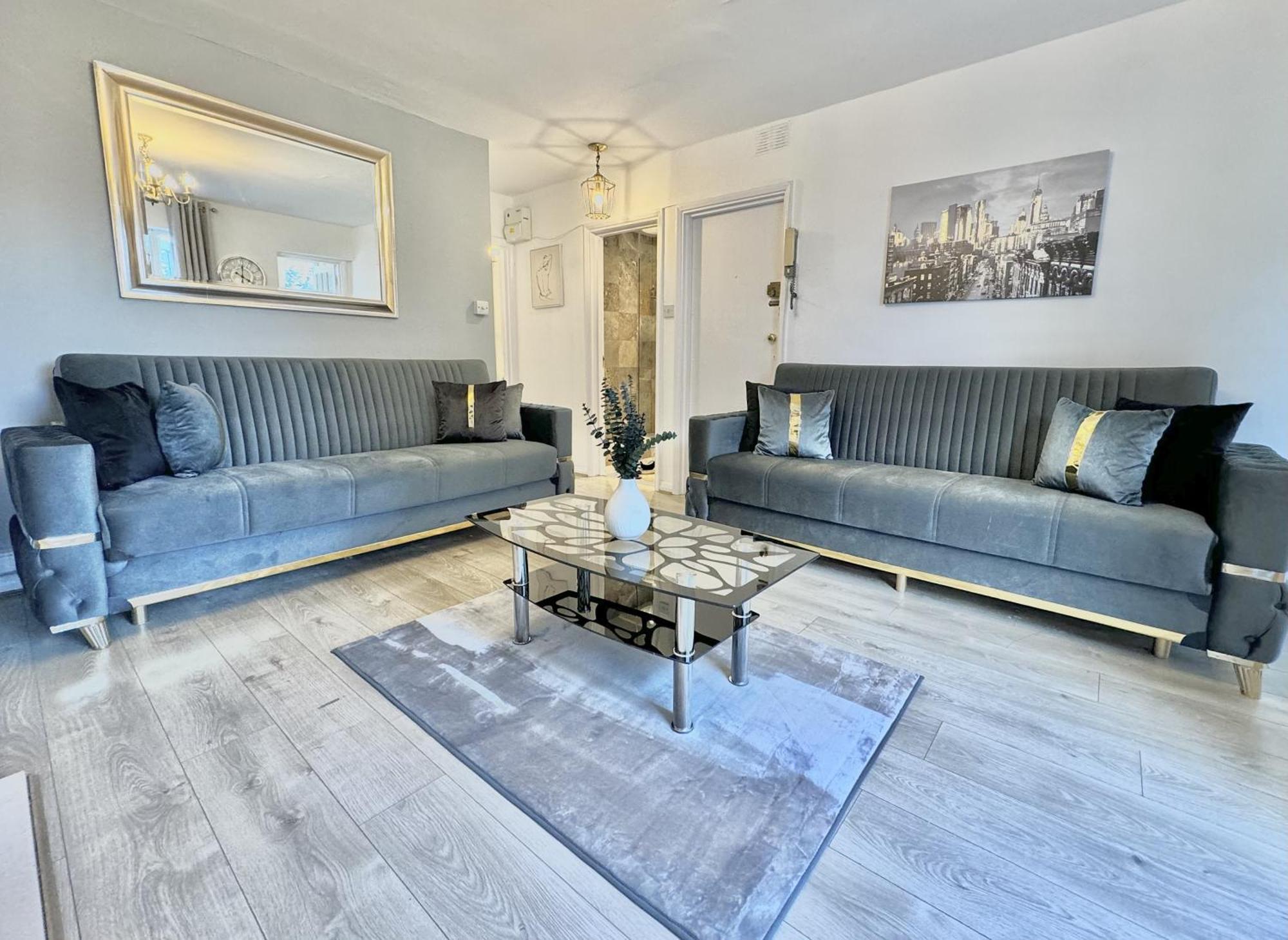 Newly Renovated Kensington 2 Bedroom With Balcony Near Harrods Sleeps 6, 2 Min Walk From Station Appartement Londen