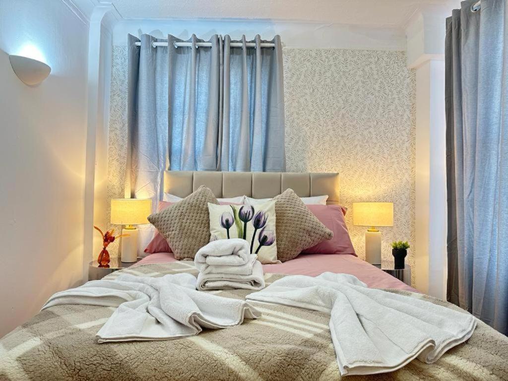 Three Bedroom Near Hyde Park * London