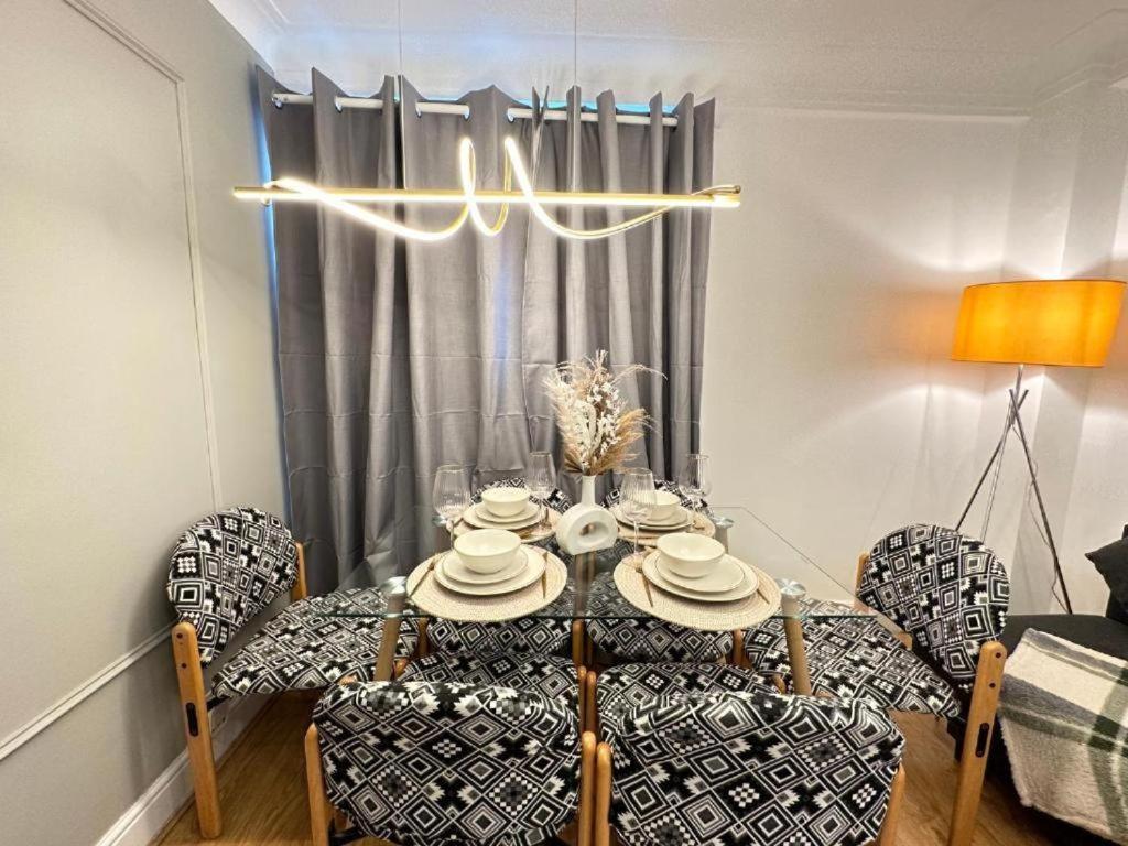 Three Bedroom Near Hyde Park Apartment London
