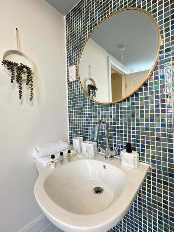 Three Bedroom Near Hyde Park Apartment *