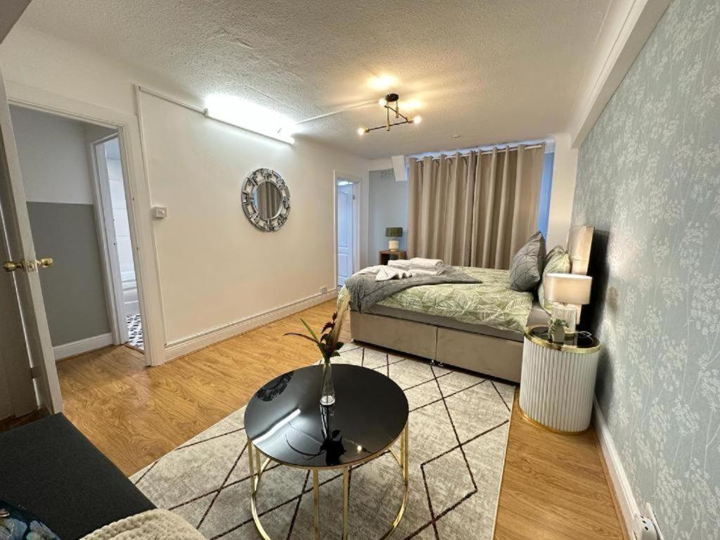 Apartment Three Bedroom Near Hyde Park *