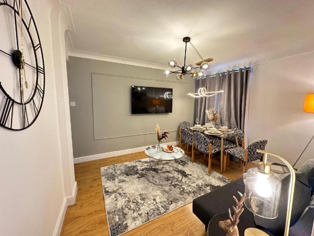 Three Bedroom Near Hyde Park Apartment