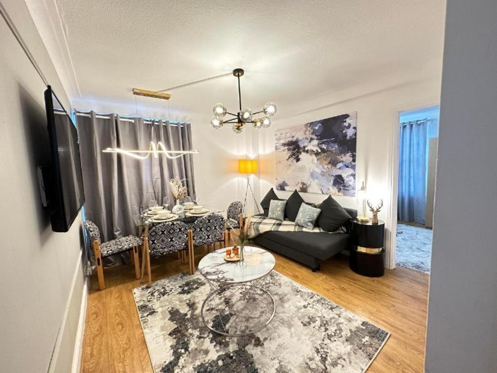 Three Bedroom Near Hyde Park Apartment *