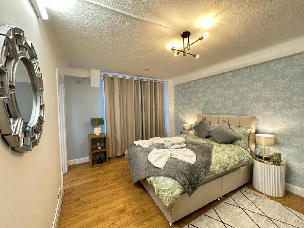 Apartment Three Bedroom Near Hyde Park *