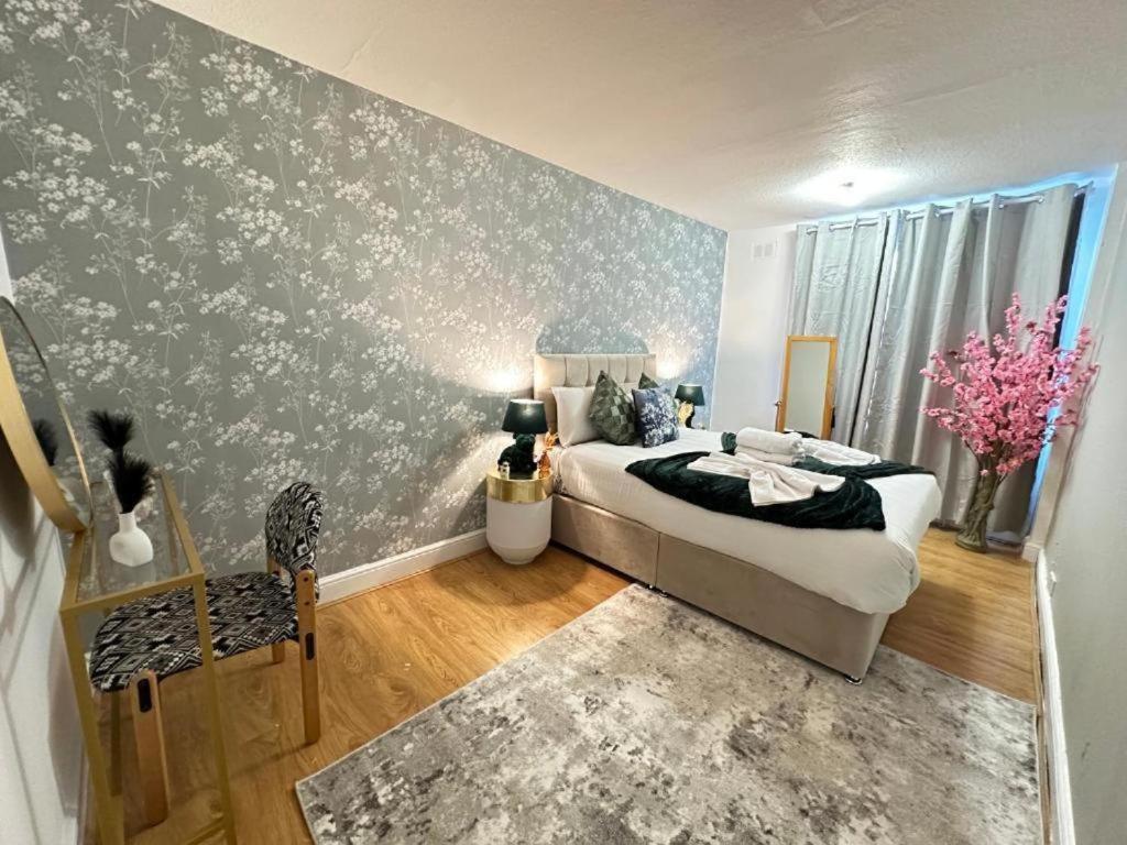 Three Bedroom Near Hyde Park Apartment London
