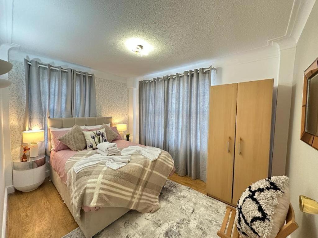 Three Bedroom Near Hyde Park * London