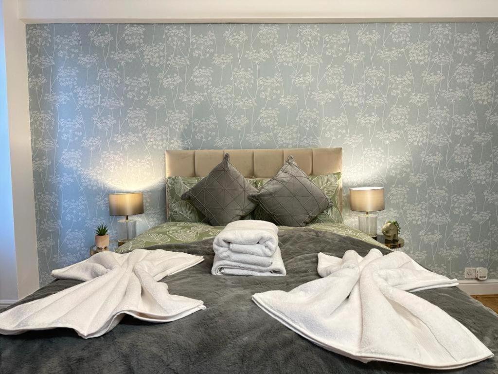 Three Bedroom Near Hyde Park Apartment