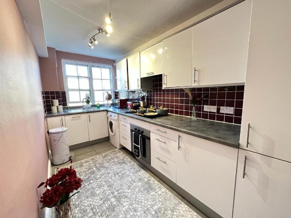 Three Bedroom Near Hyde Park Apartment London