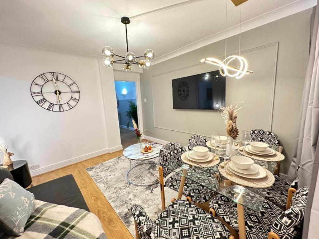 Three Bedroom Near Hyde Park Apartment *