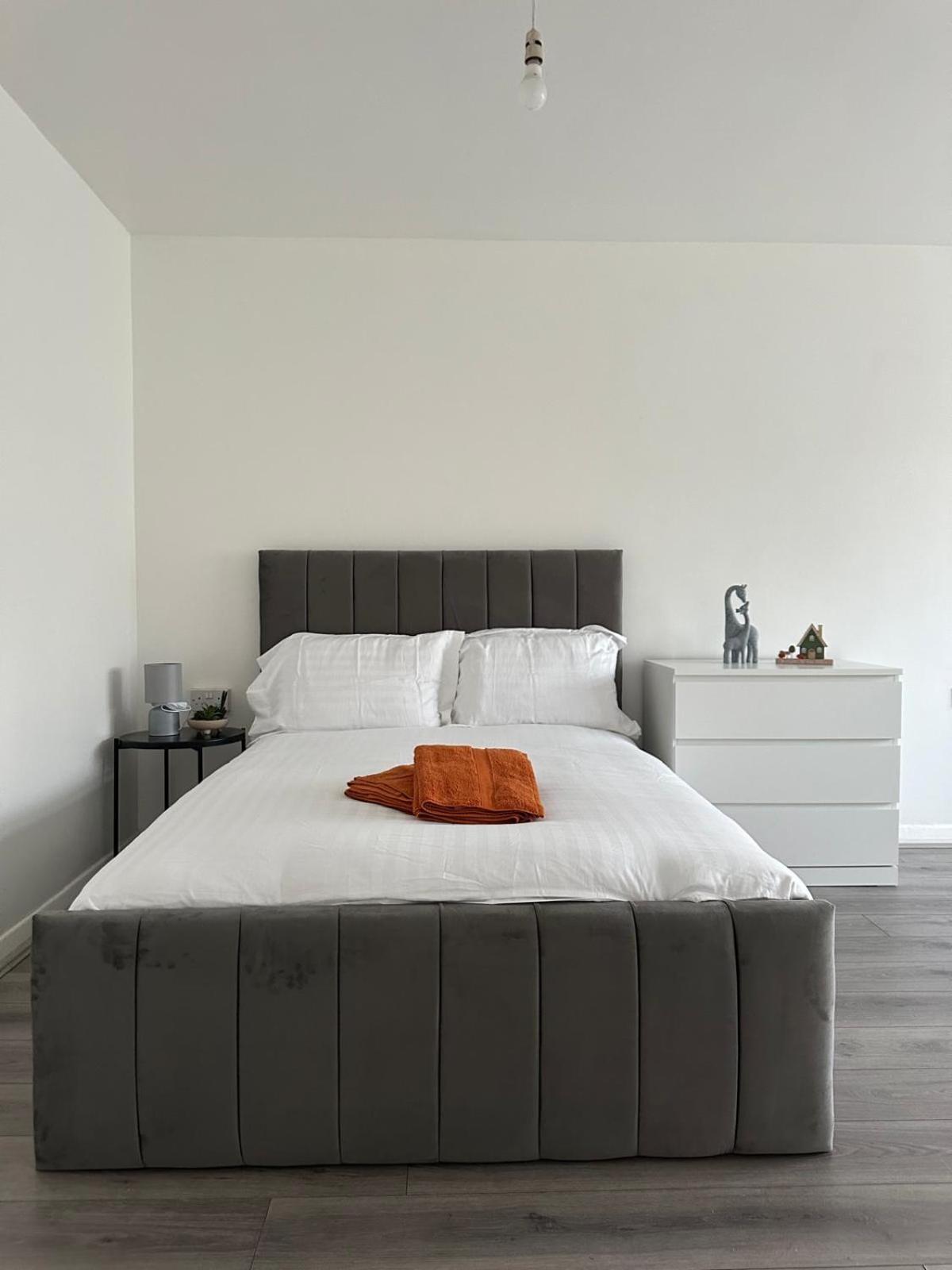 Modern In A 4 Bedroom Flat In London, Shared Bathroom! Rum i privatbostad London