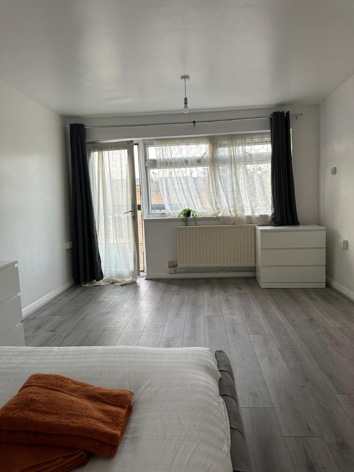 Modern In A 4 Bedroom Flat In London, Shared Bathroom!