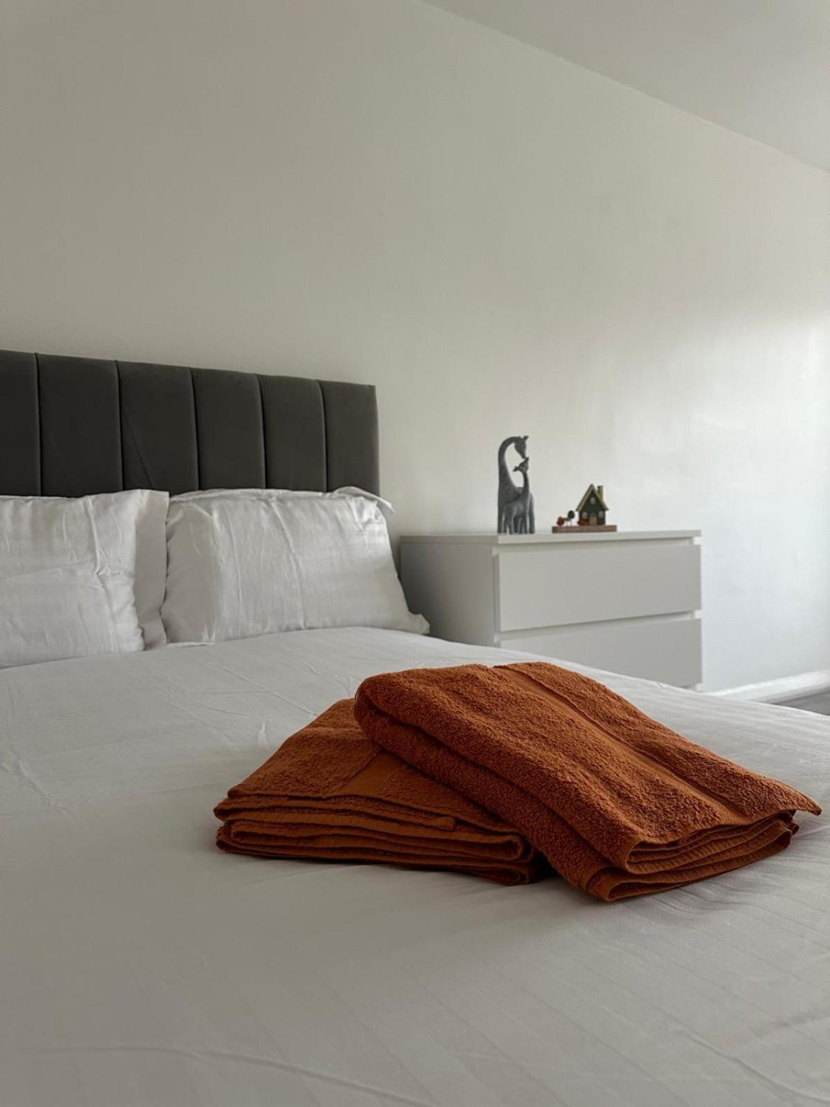 Modern In A 4 Bedroom Flat In London, Shared Bathroom! Rum i privatbostad
