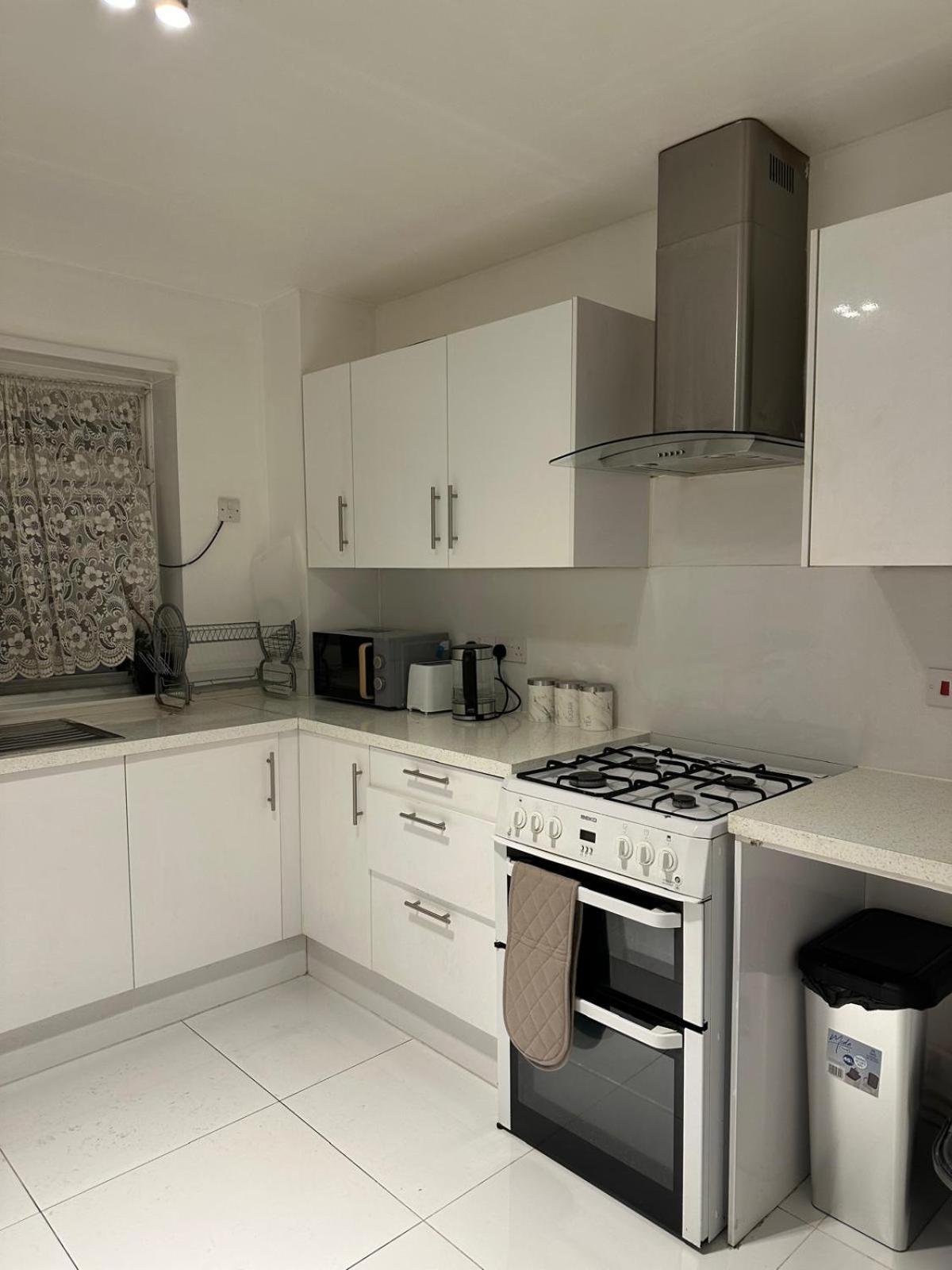 Modern In A 4 Bedroom Flat In London, Shared Bathroom! Rum i privatbostad London