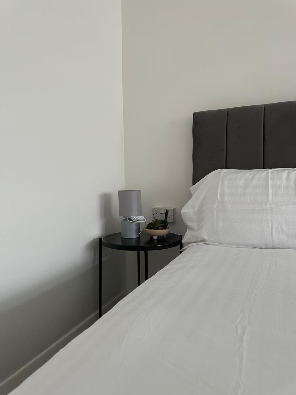 Modern In A 4 Bedroom Flat In London, Shared Bathroom! * London