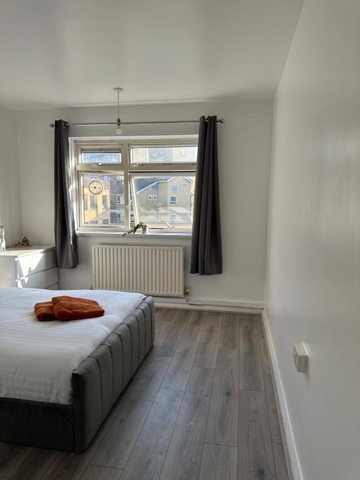 Modern In A 4 Bedroom Flat In London, Shared Bathroom! London