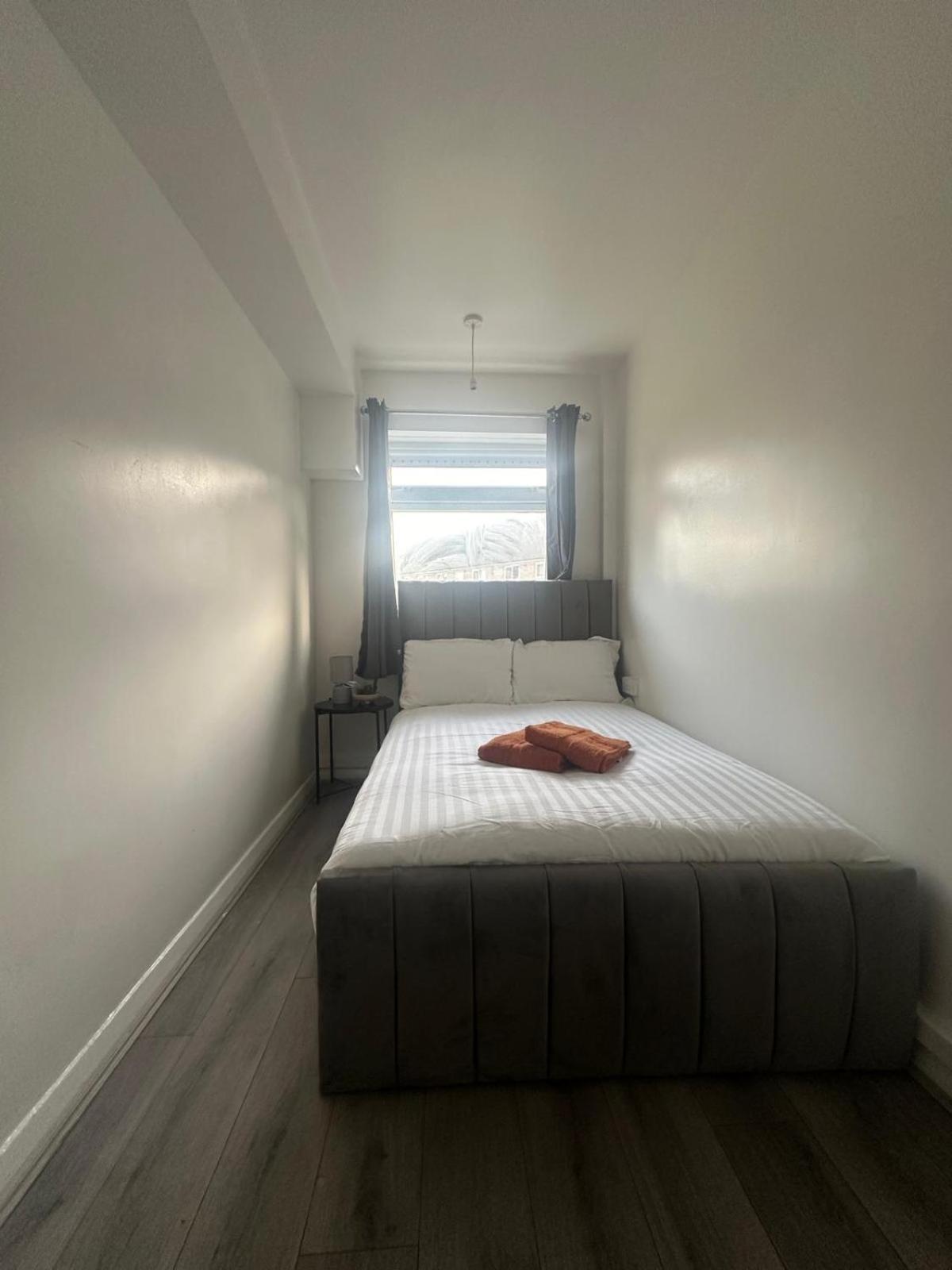 Modern In A 4 Bedroom Flat In London, Shared Bathroom! Rum i privatbostad *