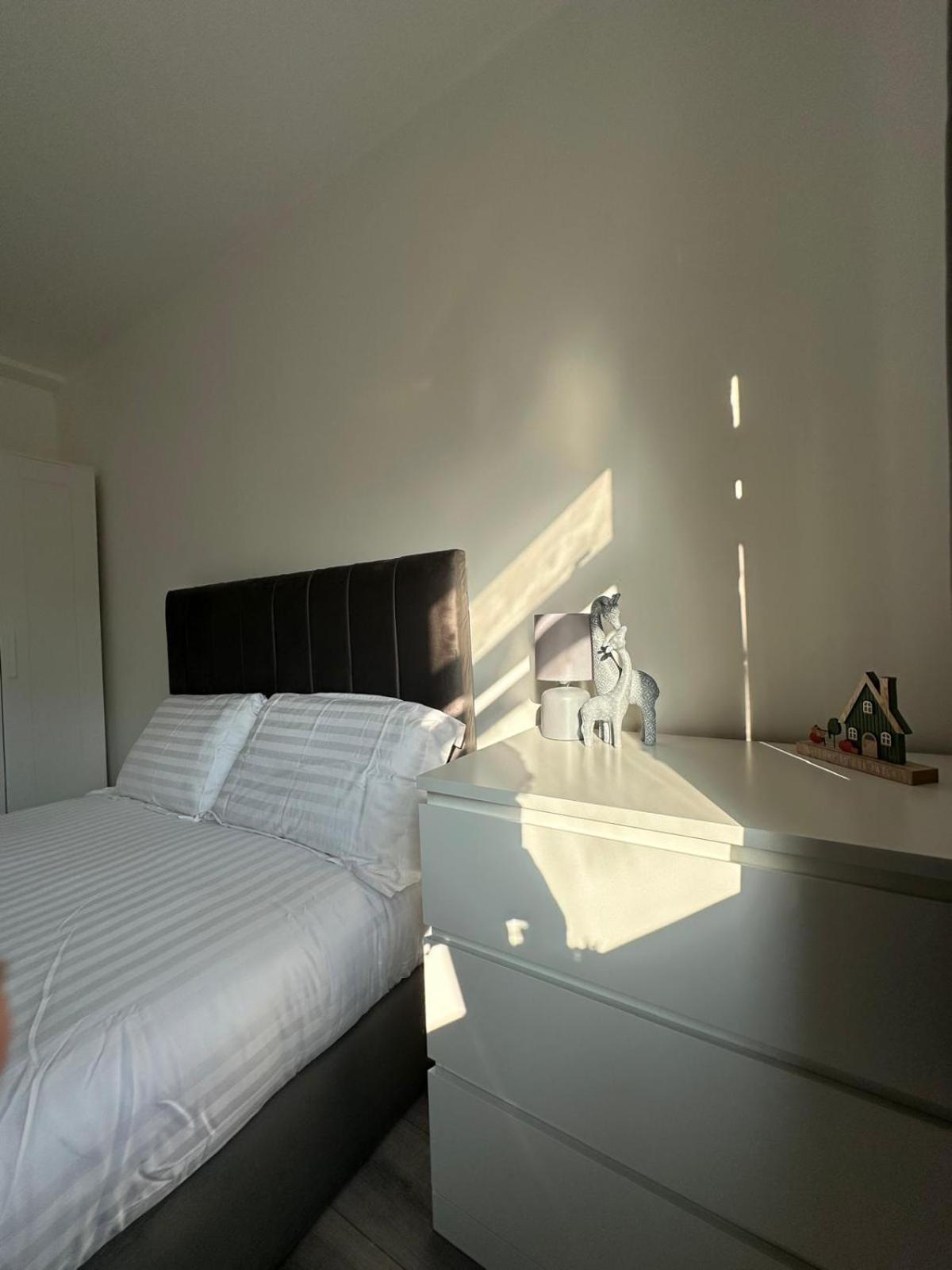 Rum i privatbostad Modern In A 4 Bedroom Flat In London, Shared Bathroom! *