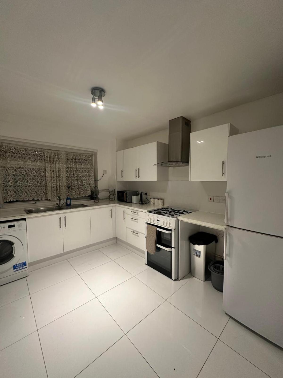 Rum i privatbostad Modern In A 4 Bedroom Flat In London, Shared Bathroom! London