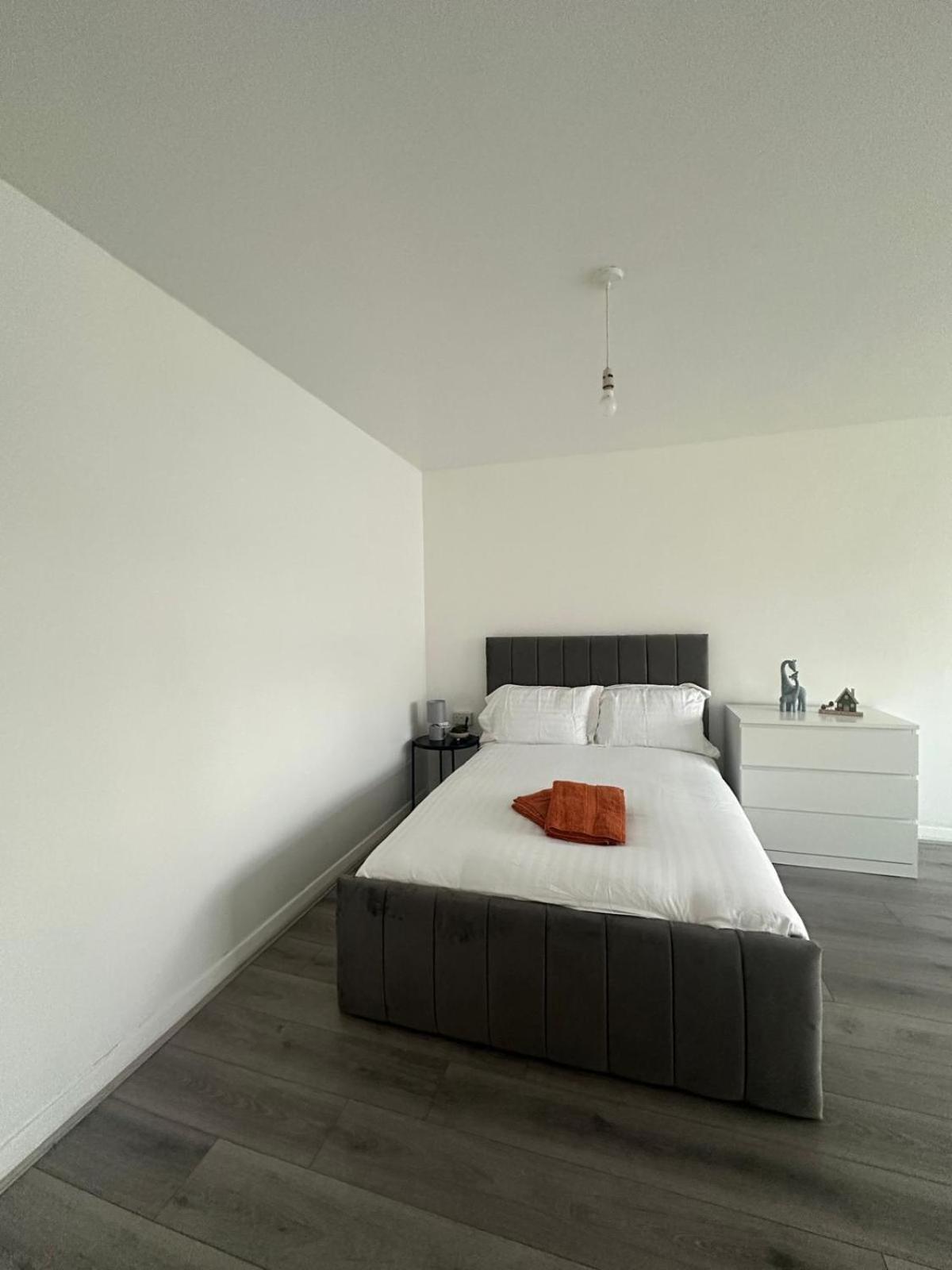 Modern In A 4 Bedroom Flat In London, Shared Bathroom! Rum i privatbostad *