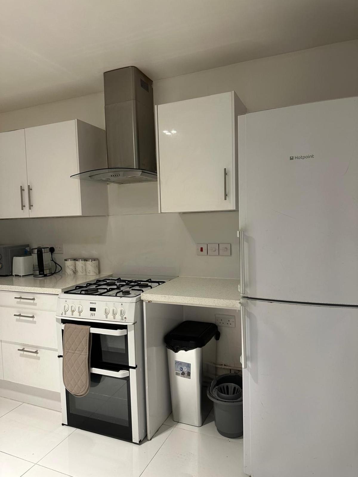 Modern In A 4 Bedroom Flat In London, Shared Bathroom! Rum i privatbostad London