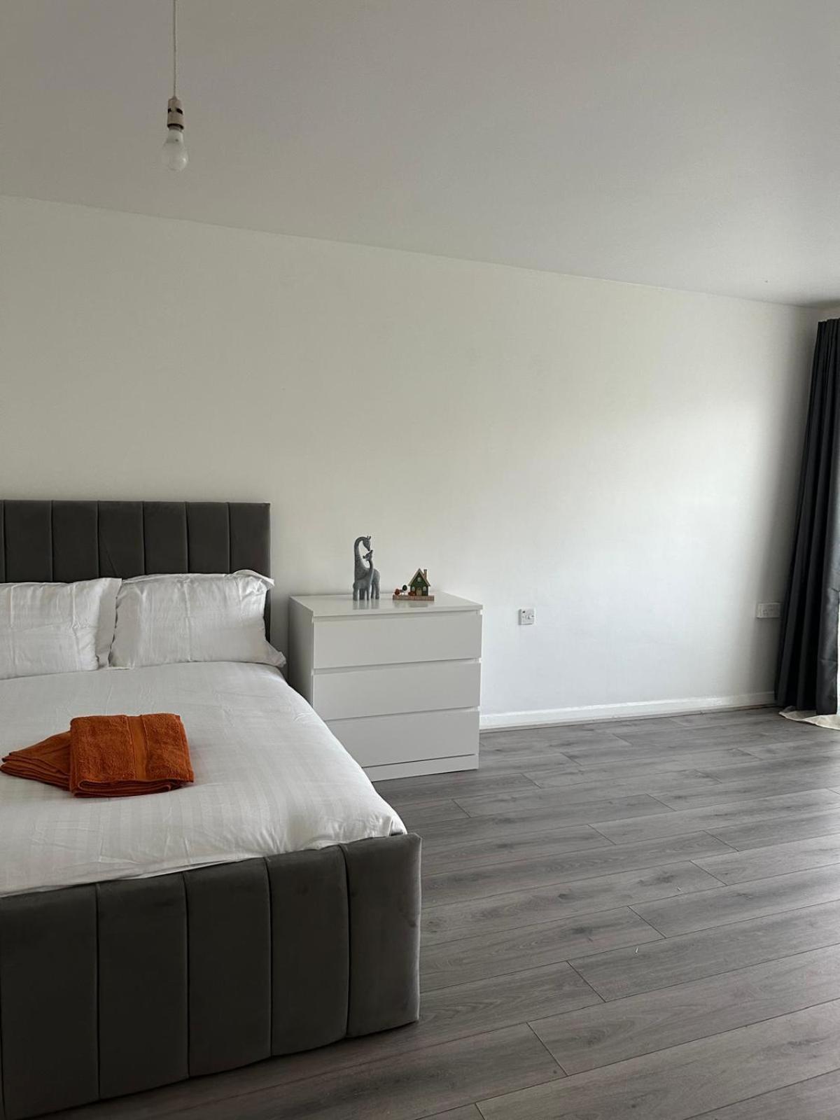 Modern In A 4 Bedroom Flat In London, Shared Bathroom! Rum i privatbostad
