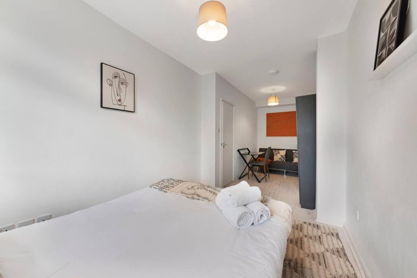 2 Bed Apartment- Finsbury Park Station B * Londra