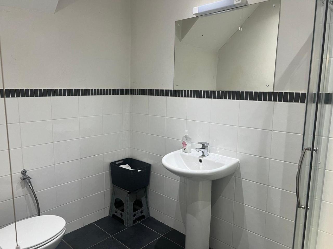 Self Contain With Room, Double Bed, Kitchen * London