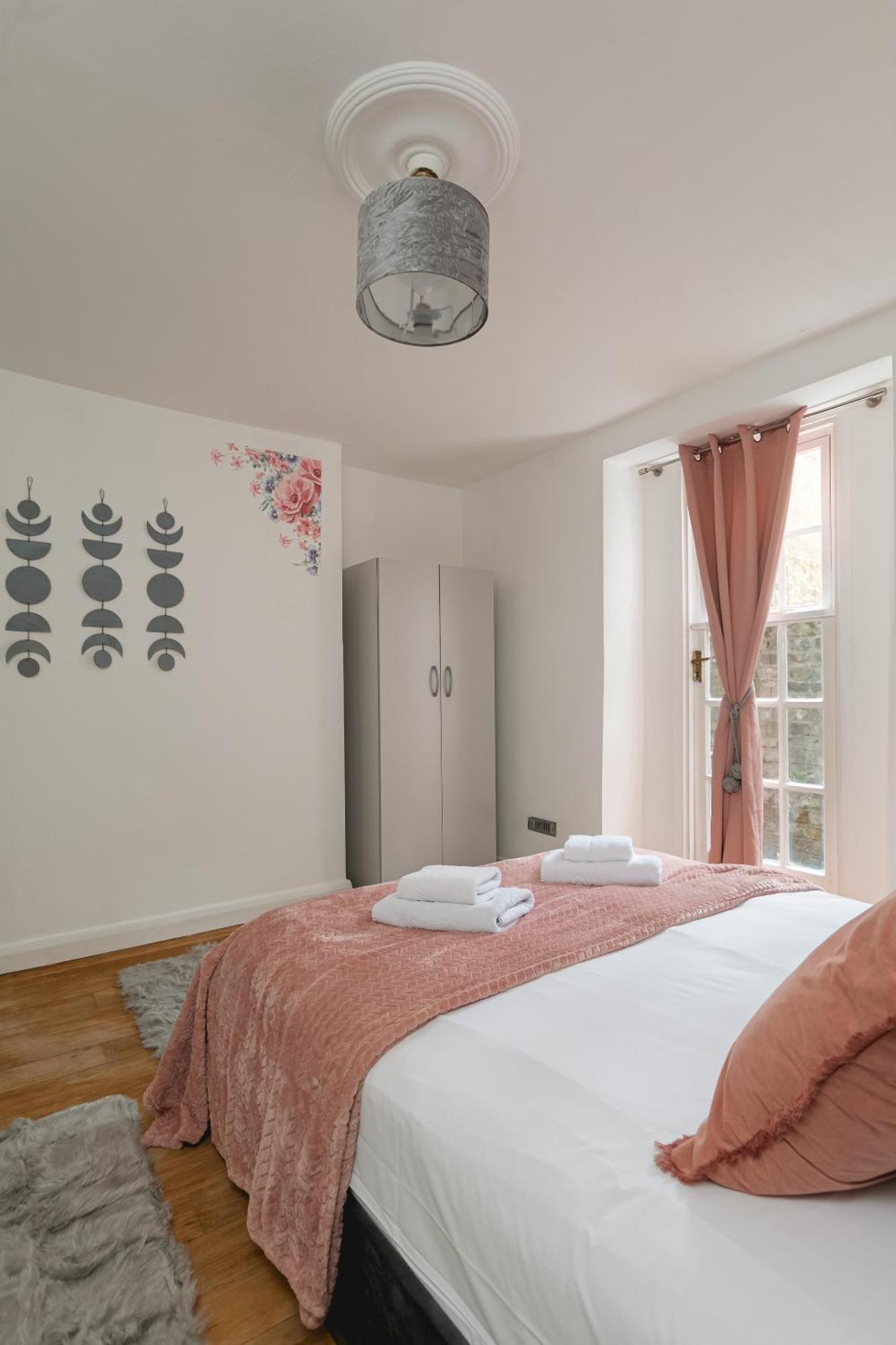 Leilighet Spacious With Garden In London