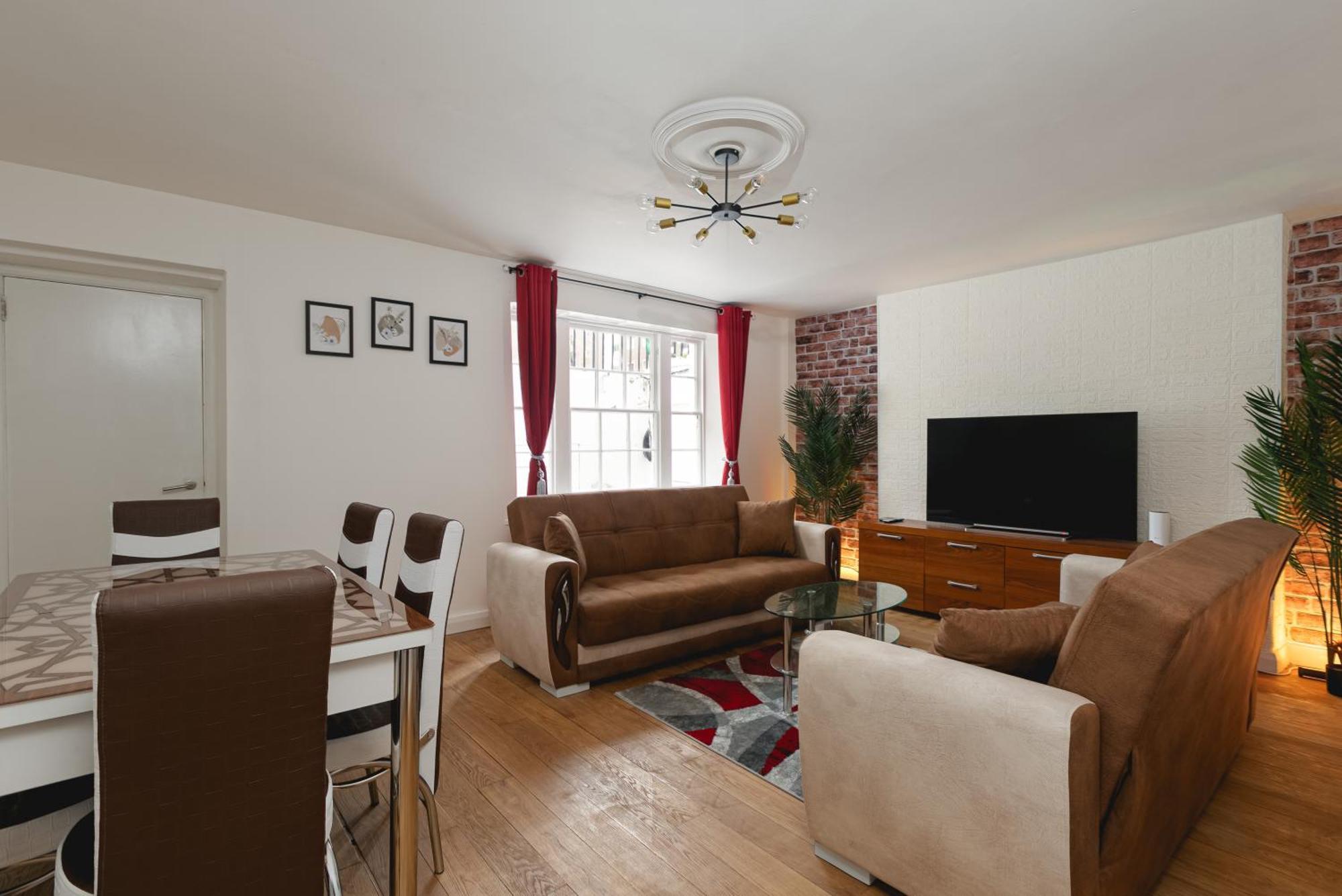 Spacious With Garden In Leilighet