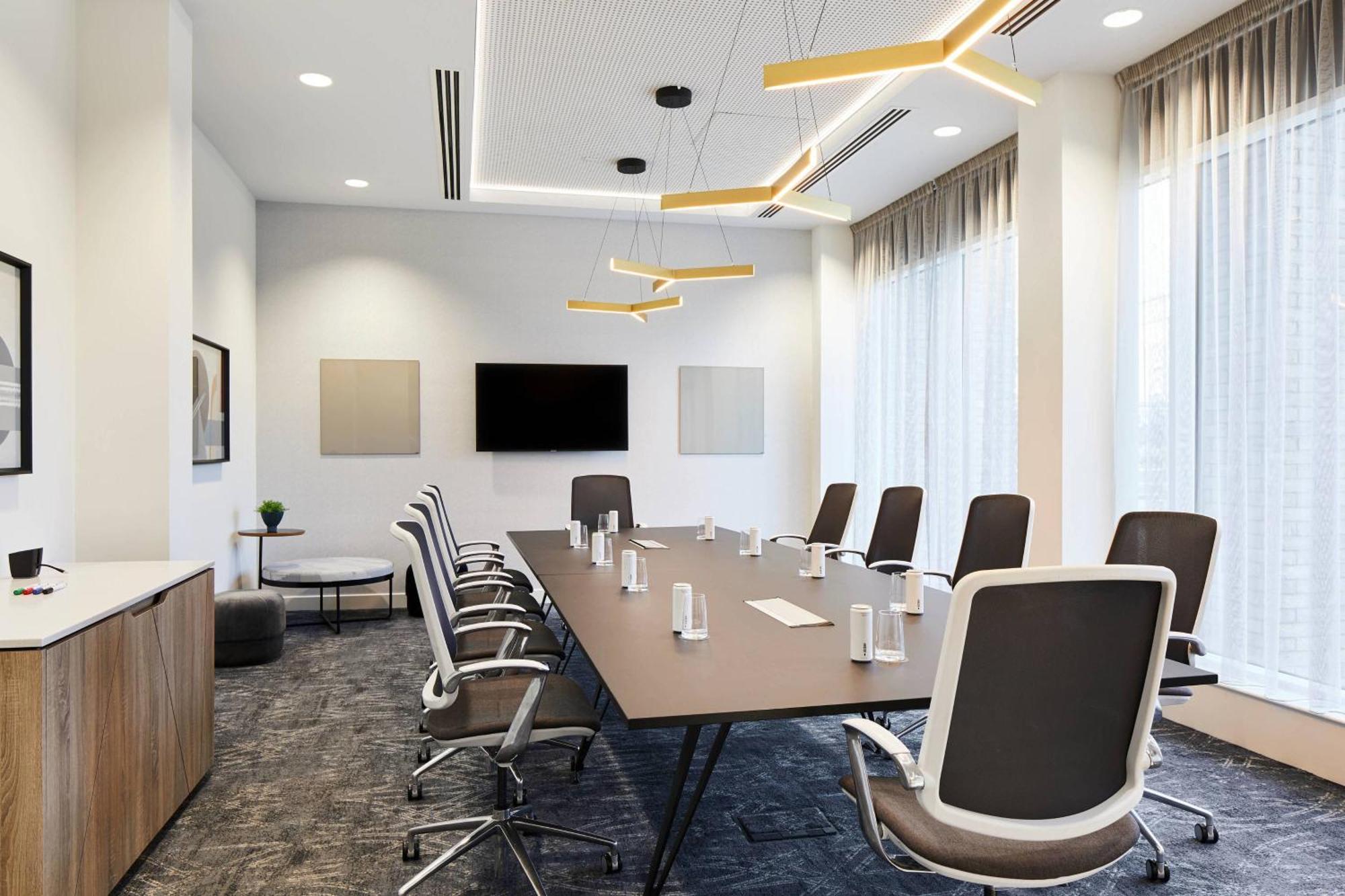 Courtyard By Marriott Airport Hotel 4*