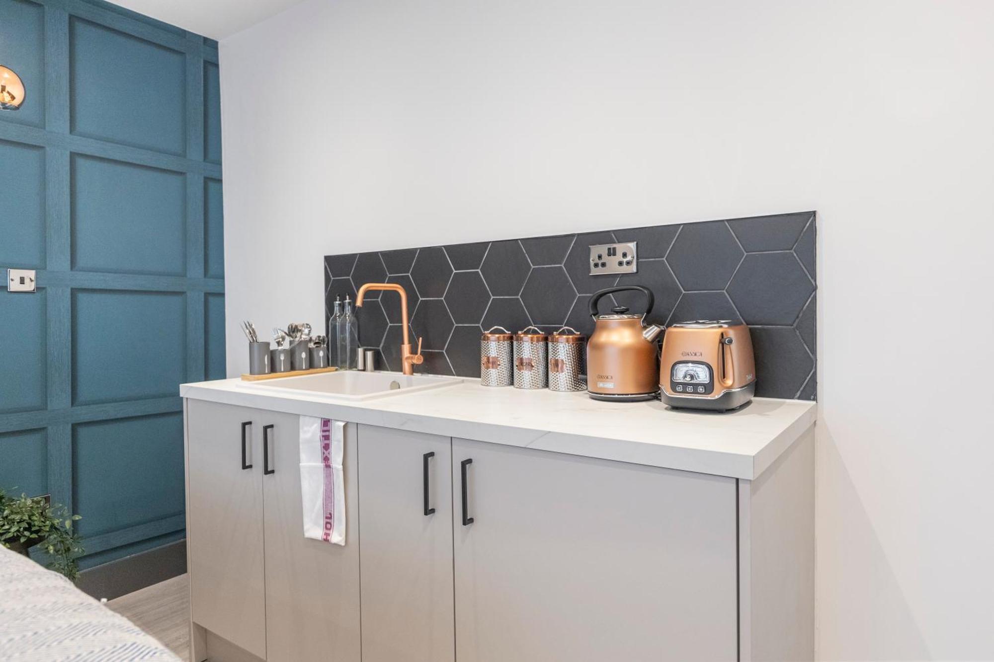 Appartement Cityscape Charm Vibrant With Kitchenette Londen