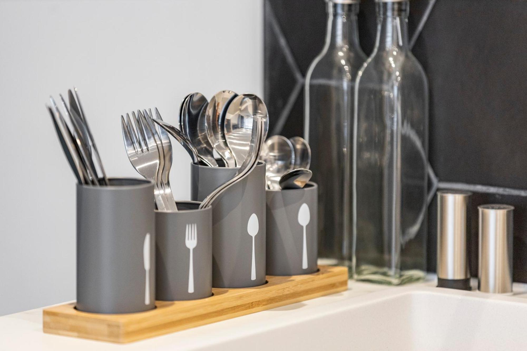 Cityscape Charm Vibrant With Kitchenette Appartement
