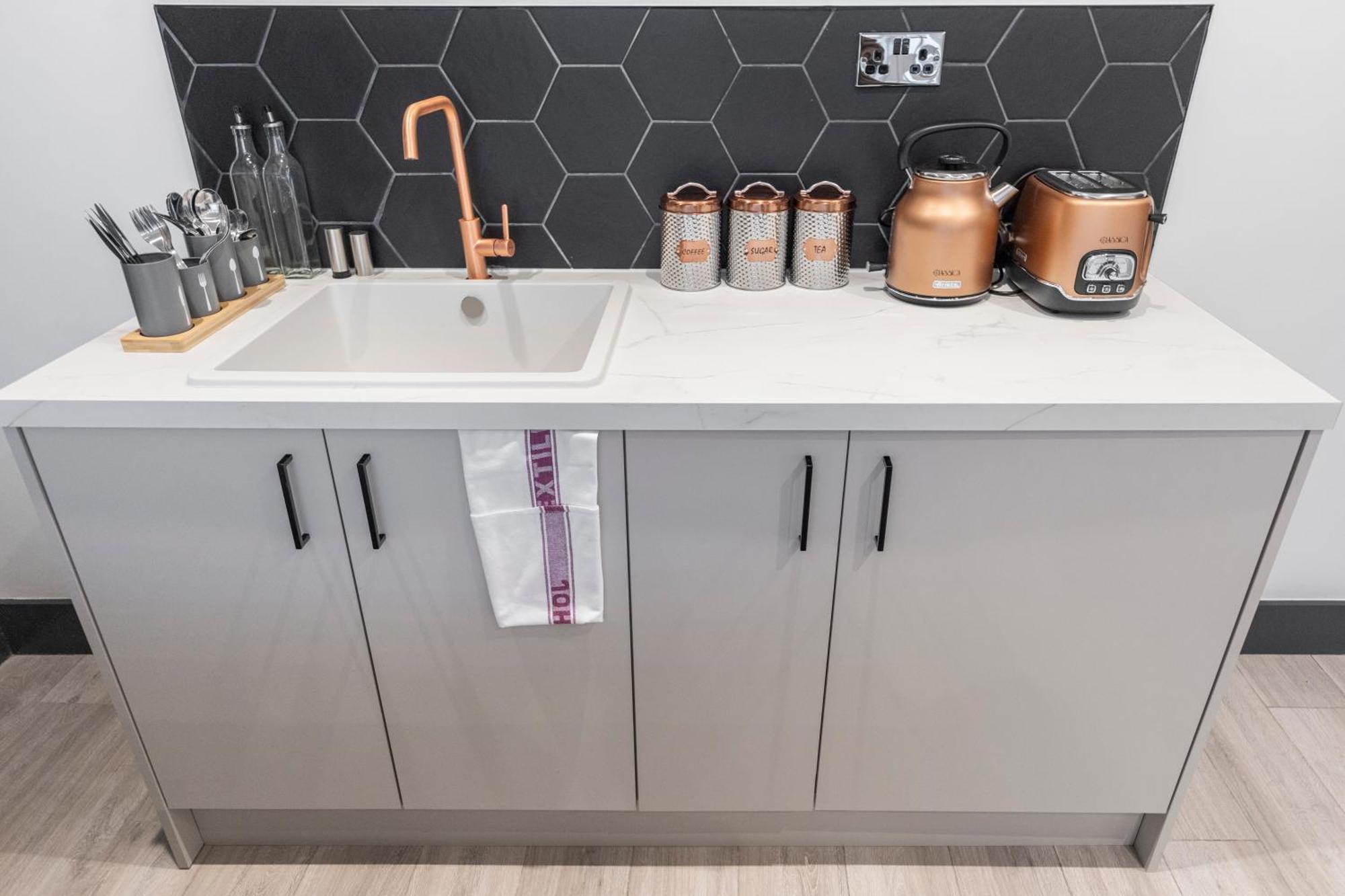 Appartement Cityscape Charm Vibrant With Kitchenette Londen