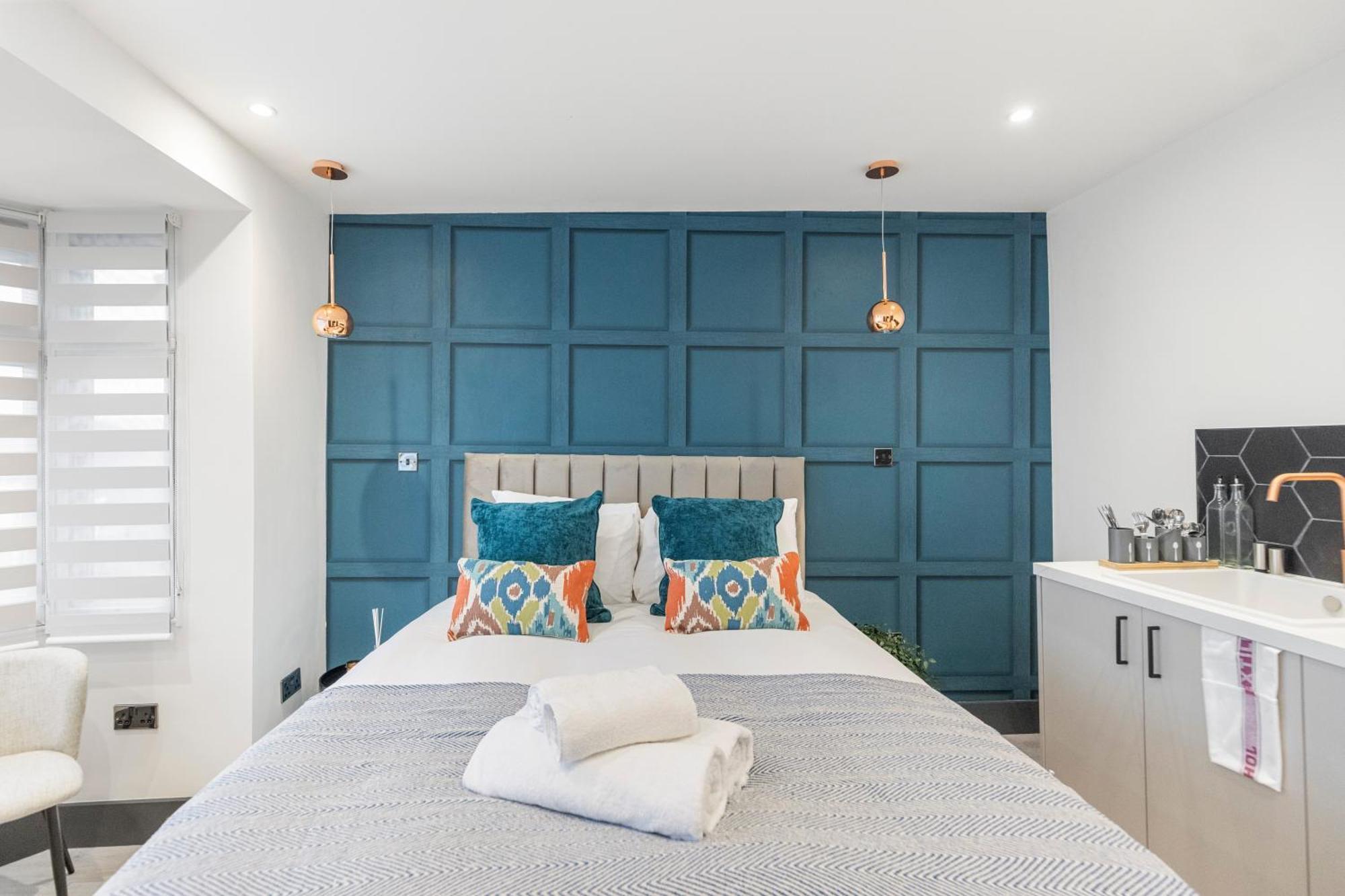 Cityscape Charm Vibrant With Kitchenette Appartement