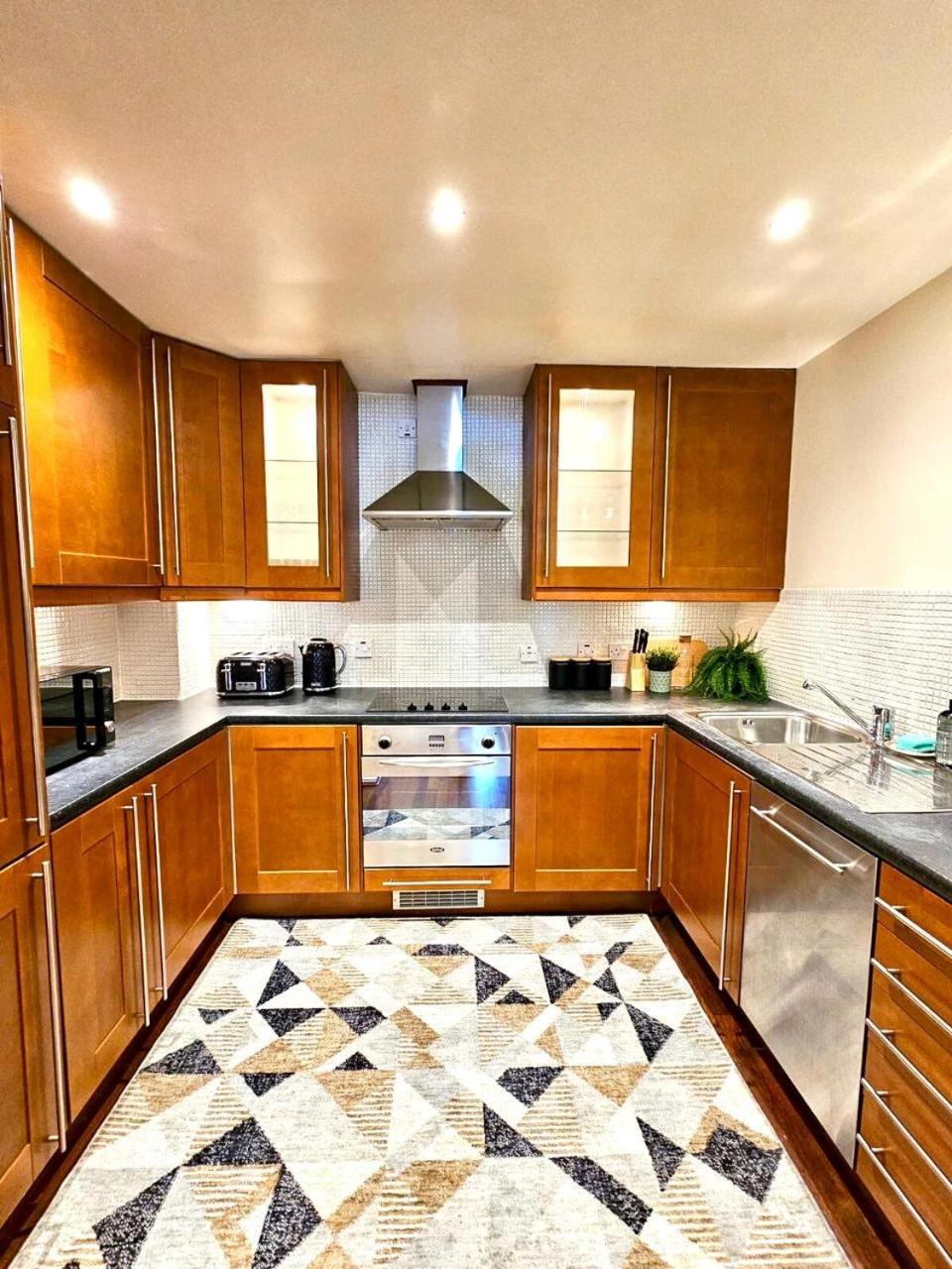 Apartment 2 Bedroom Spacious In London