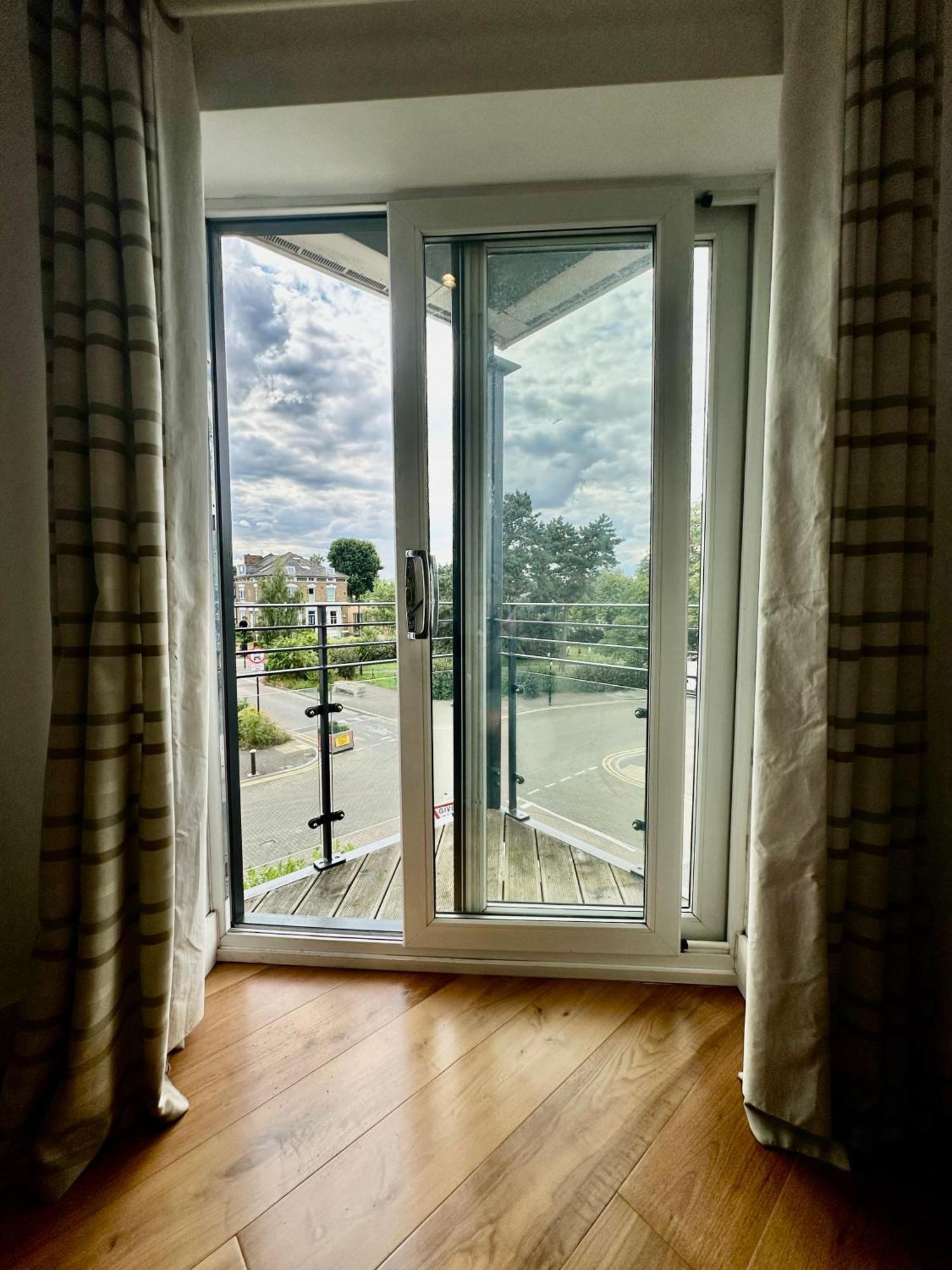 Apartment Large, Family Friendly 3-bed Flat In Wood *